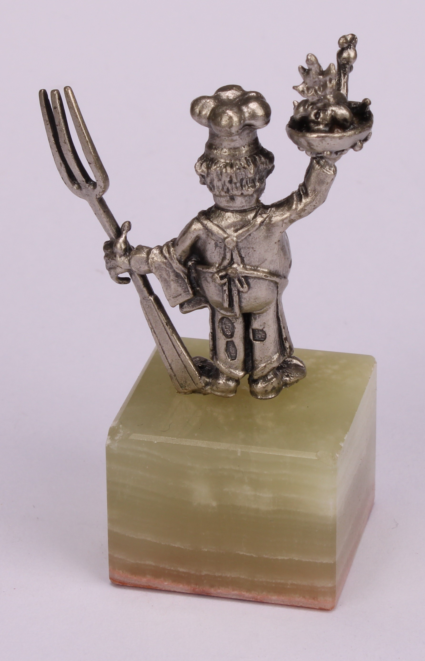 A set of six Italian silver novelty menu holders, each as a chef, onyx bases, 6cm high, cased - Image 5 of 7