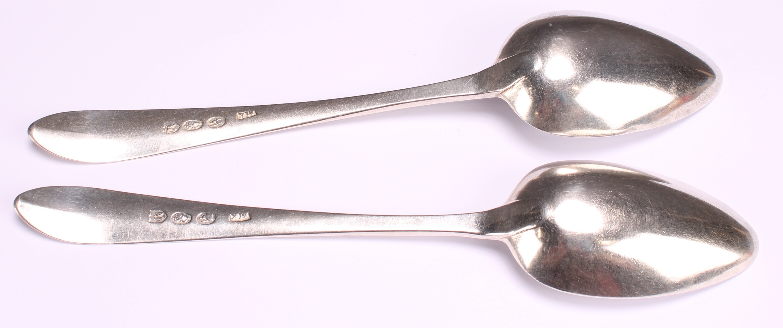 A pair of George III Irish Bright-cut Celtic Point pattern table spoons, 22.5cm long, Michael - Image 3 of 5