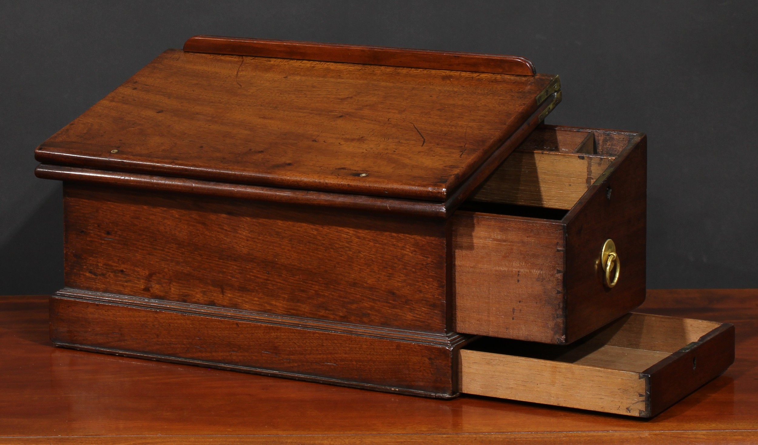 A George III mahogany table-top writing box, hinged cover with reading ledge, reciprocal drawer - Image 4 of 5