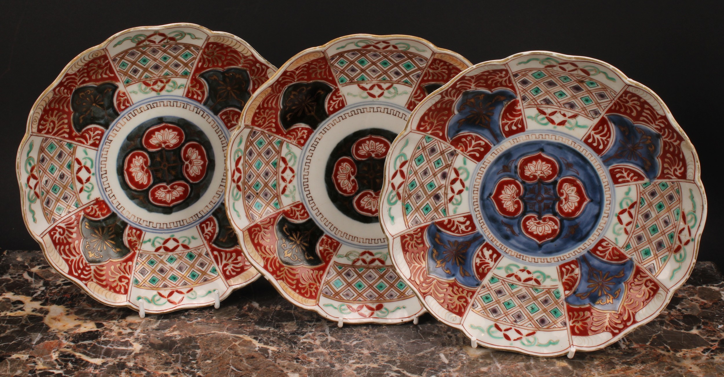 A pair of Japanese shaped circular plates, painted in the Imari palette, 21.5cm diam, Meiji - Image 2 of 8