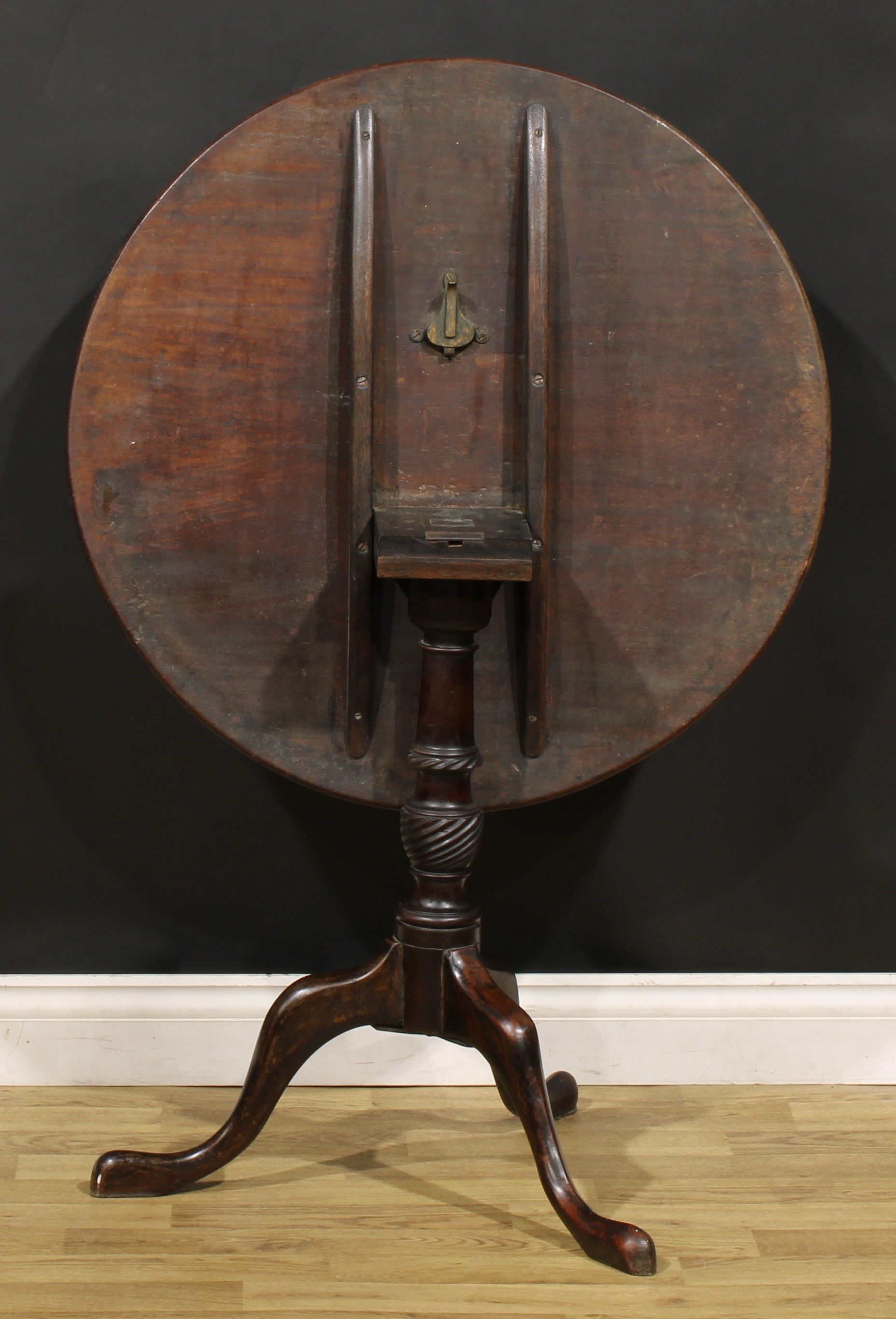 A George III mahogany tripod occasional table, one-piece circular tilting top, turned and wrythen - Image 4 of 4