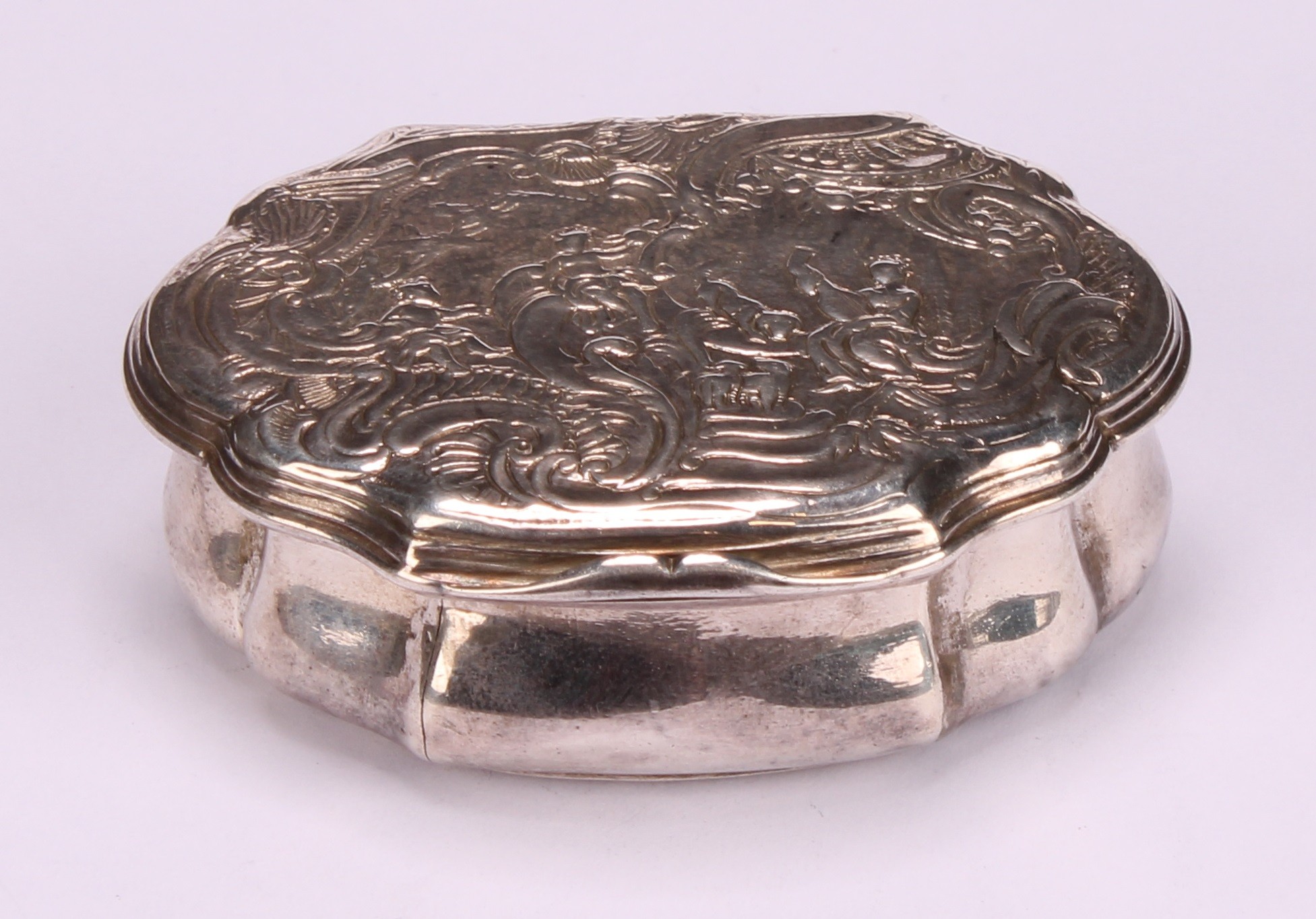 An 18th century silver shaped serpentine snuff box, chased with scenes from Classical antiquity, - Image 2 of 4