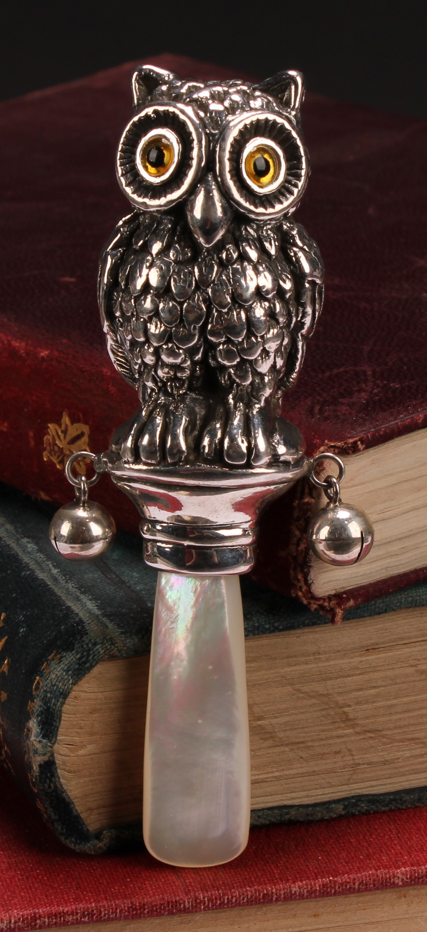 A sterling silver novelty baby's rattle, as an owl, 9cm long
