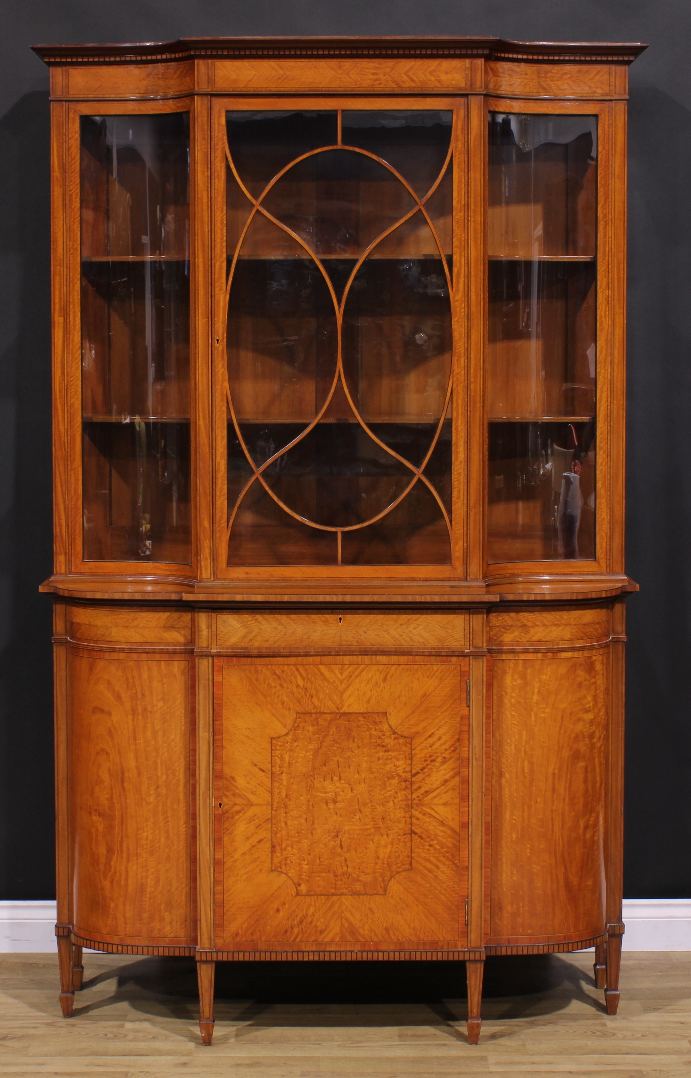 An Edwardian Sheraton Revival tulipwood and rosewood crossbanded satinwood break-centre display - Image 2 of 5