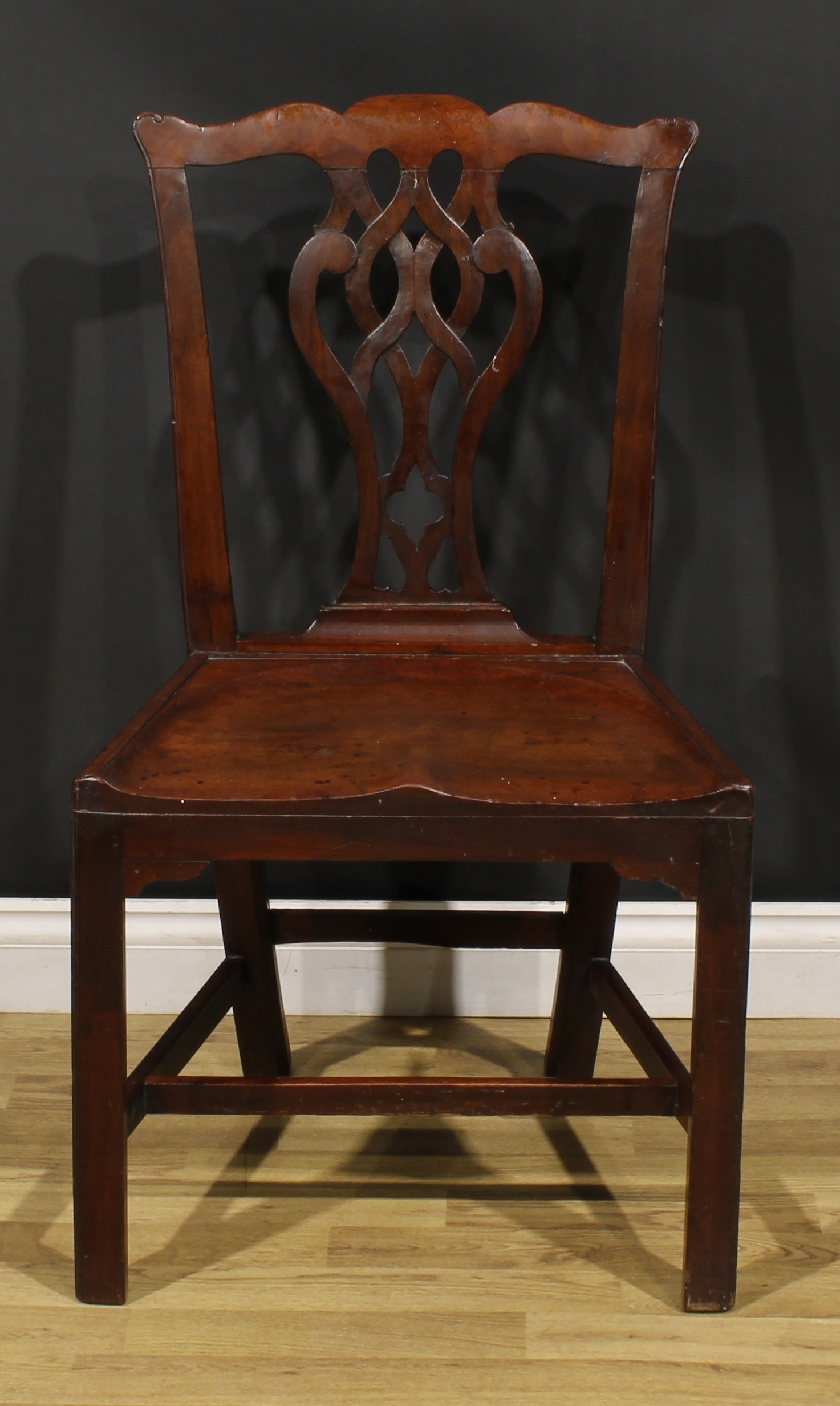 A pair of George III red walnut/mahogany hall chairs, each with Cupid’s bow cresting rail above a - Image 2 of 9