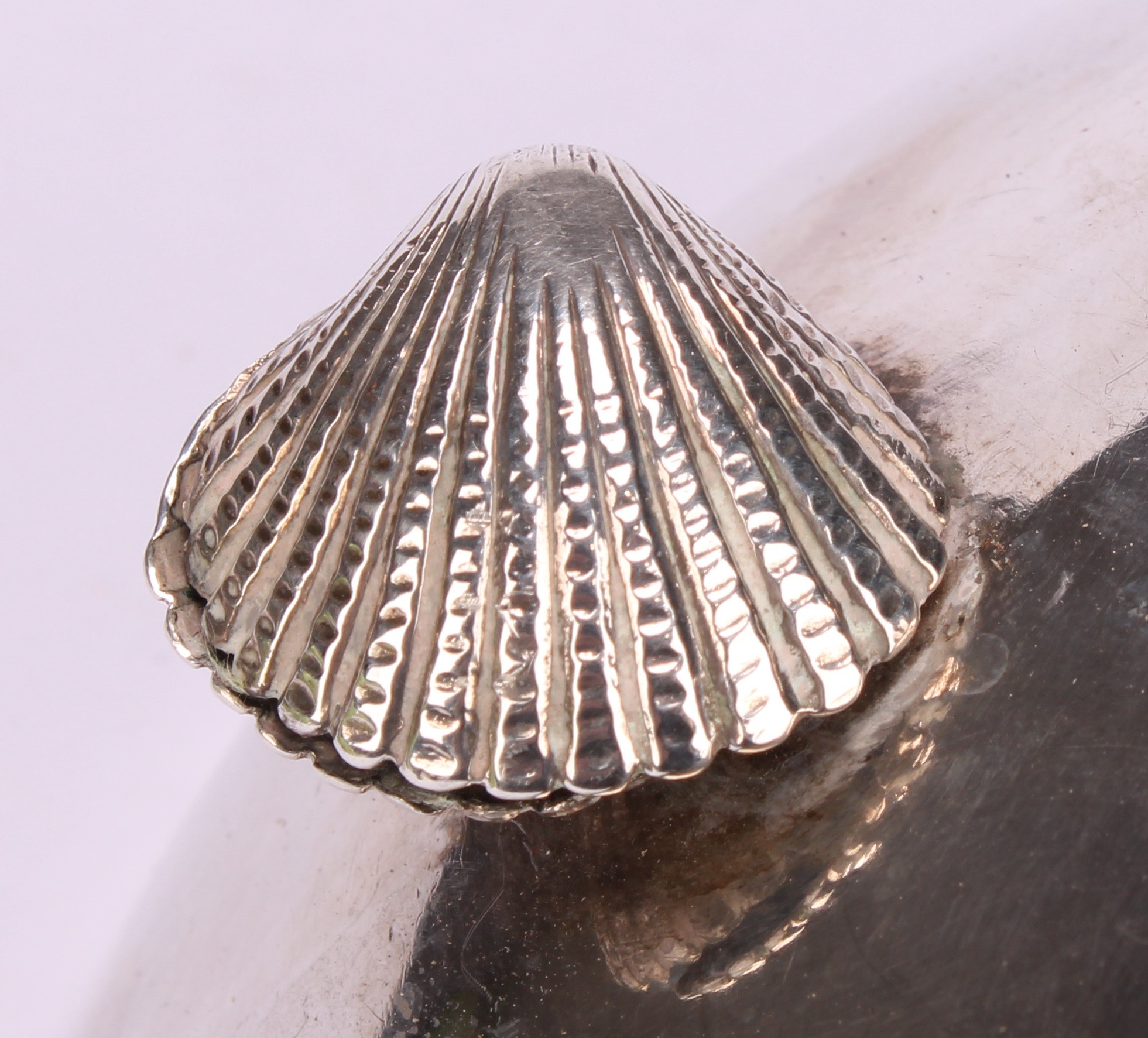 A Chinese silver sweetmeat dish, shell feet, 19cm wide, Wang Hing & Co, Hong Kong, c.1920, 250g - Image 8 of 9