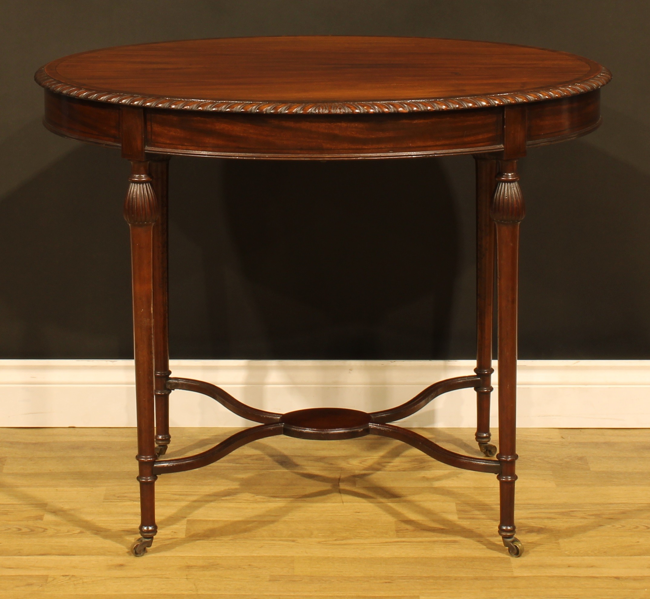 An Edwardian mahogany oval centre table, crossbanded oval top with gadrooned edge, reeded-pear - Image 5 of 5