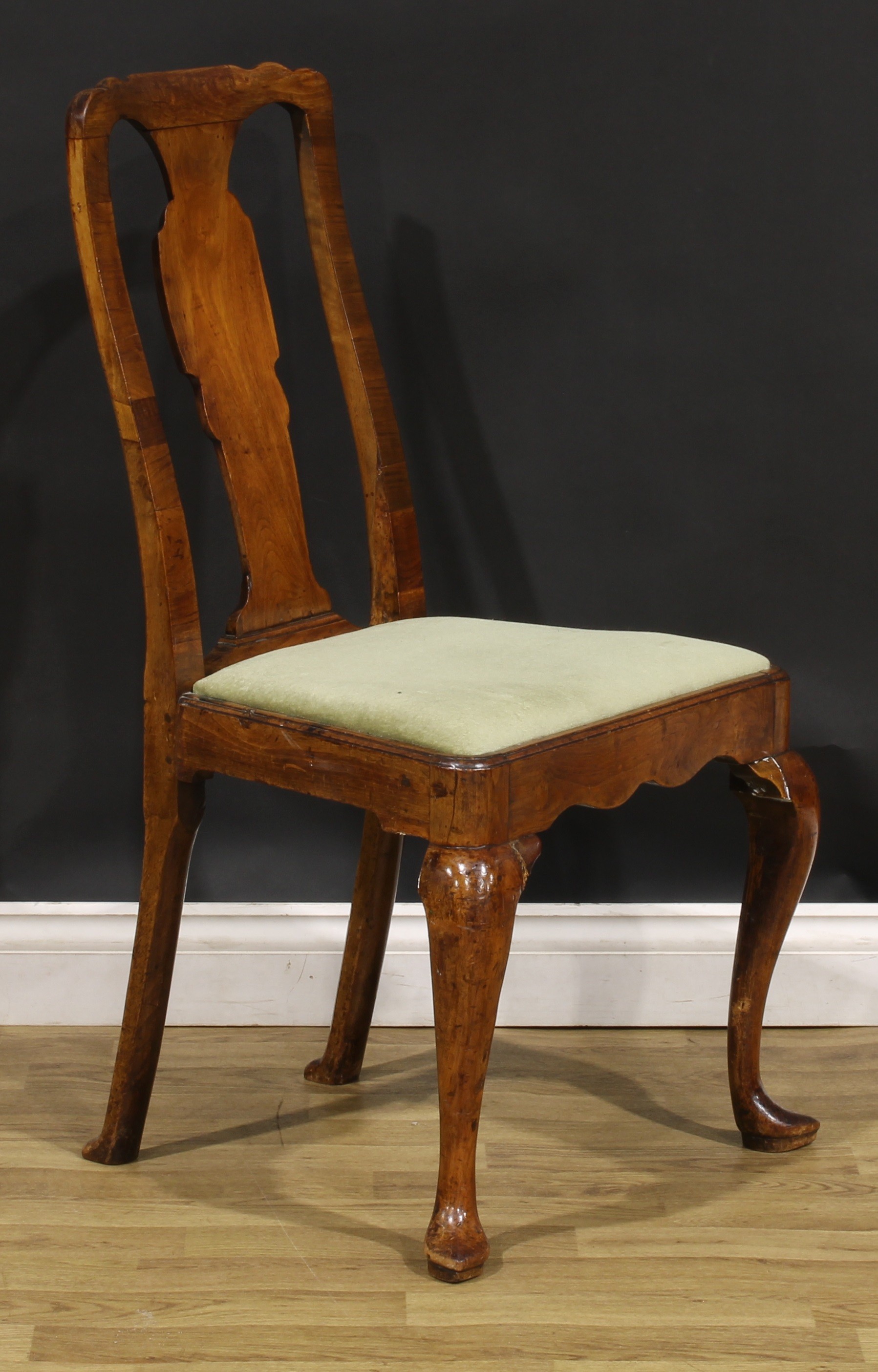 A George I walnut side chair, vasular splat, drop-in seat, cabriole legs, pointed pad feet, 96cm - Image 2 of 4