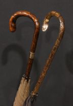 A George V 9ct gold mounted umbrella, curved handle, palmwood shaft, 92.5cm long, Birmingham 1911;