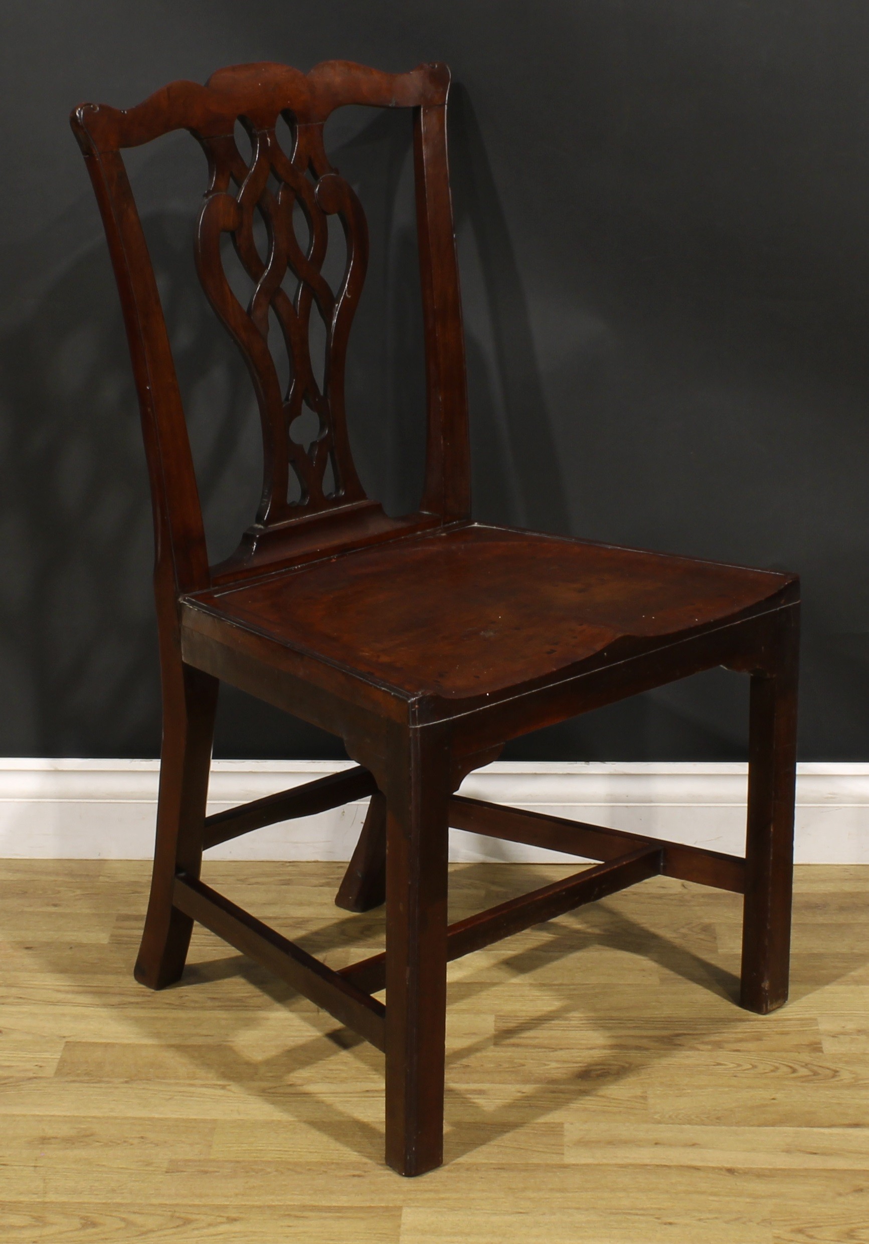A pair of George III red walnut/mahogany hall chairs, each with Cupid’s bow cresting rail above a - Image 3 of 9
