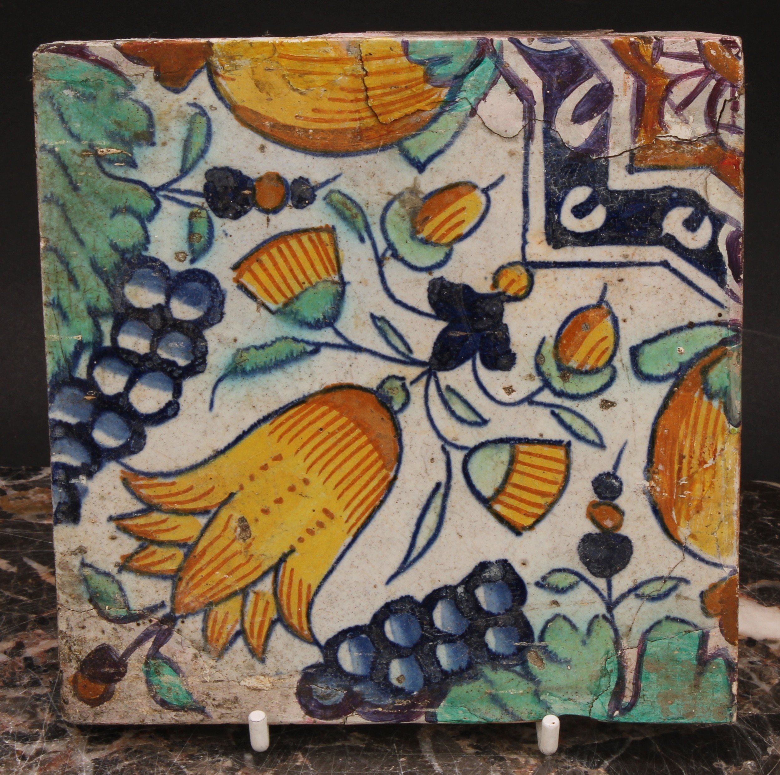 A harlequin suite of four 18th century Delft tiles, polychrome and traditional (4) - Bild 3 aus 6