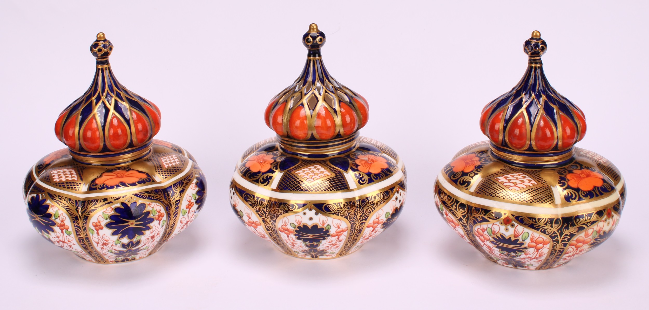 An associated pair of Royal Crown Derby 1128 Imari pattern lobed ovoid vases and covers, of - Image 2 of 11