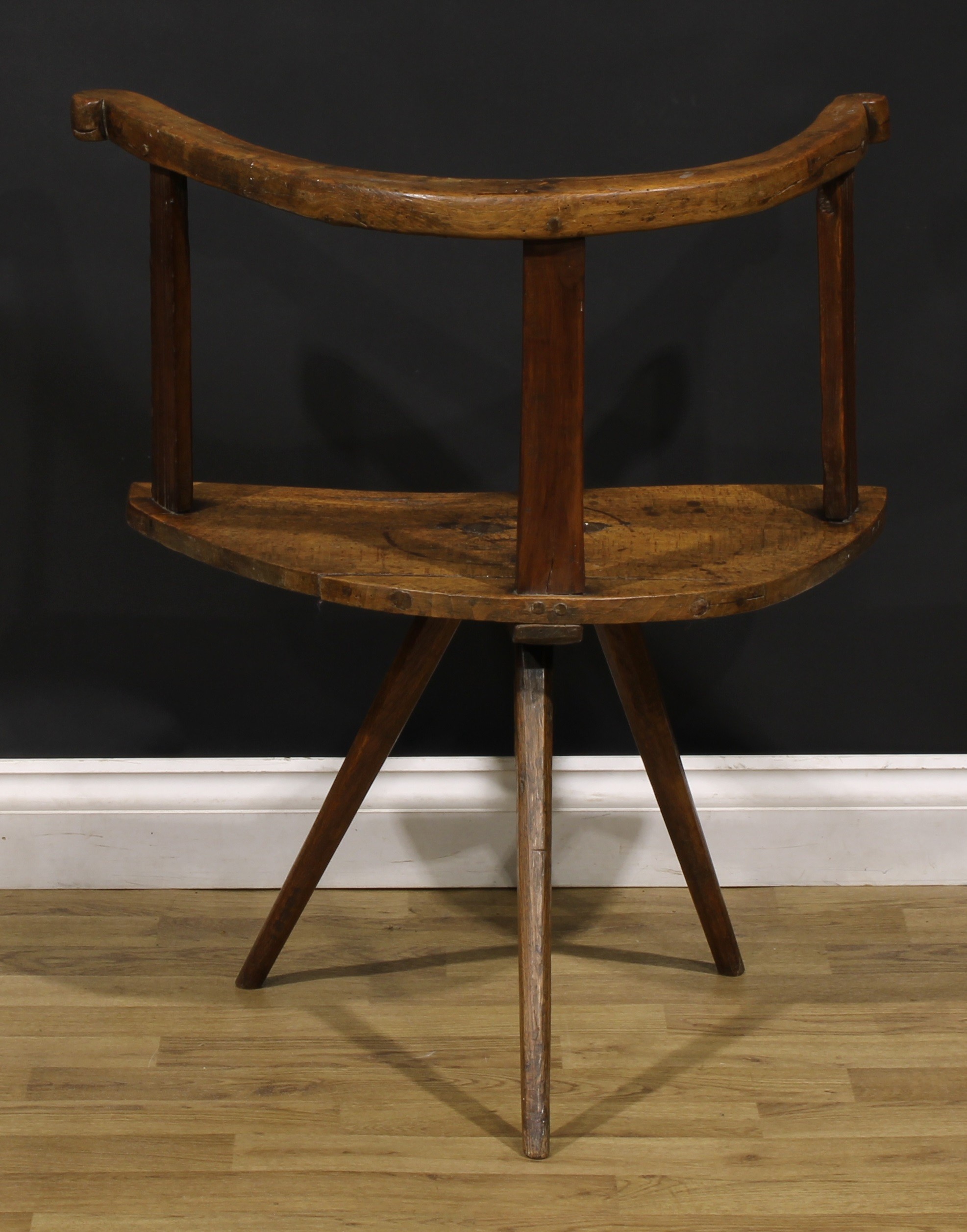 A 19th century primitive and vernacular indigenous timber cricket-form hedge or famine chair, - Bild 4 aus 4