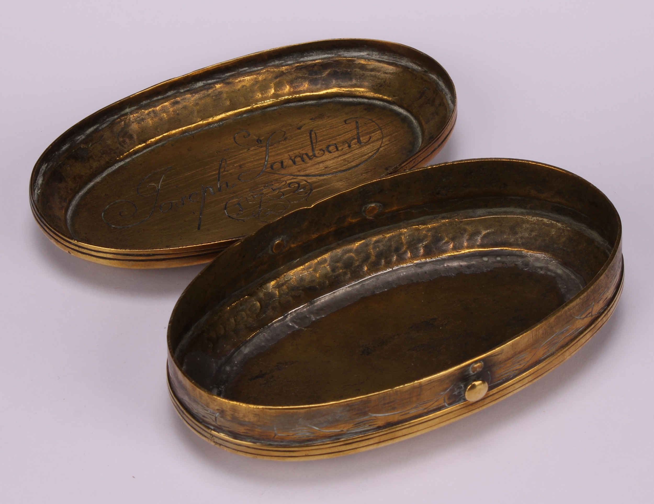 An early 18th century Dutch brass oval tobacco box, engraved with narrative scenes, hinged cover - Image 5 of 6