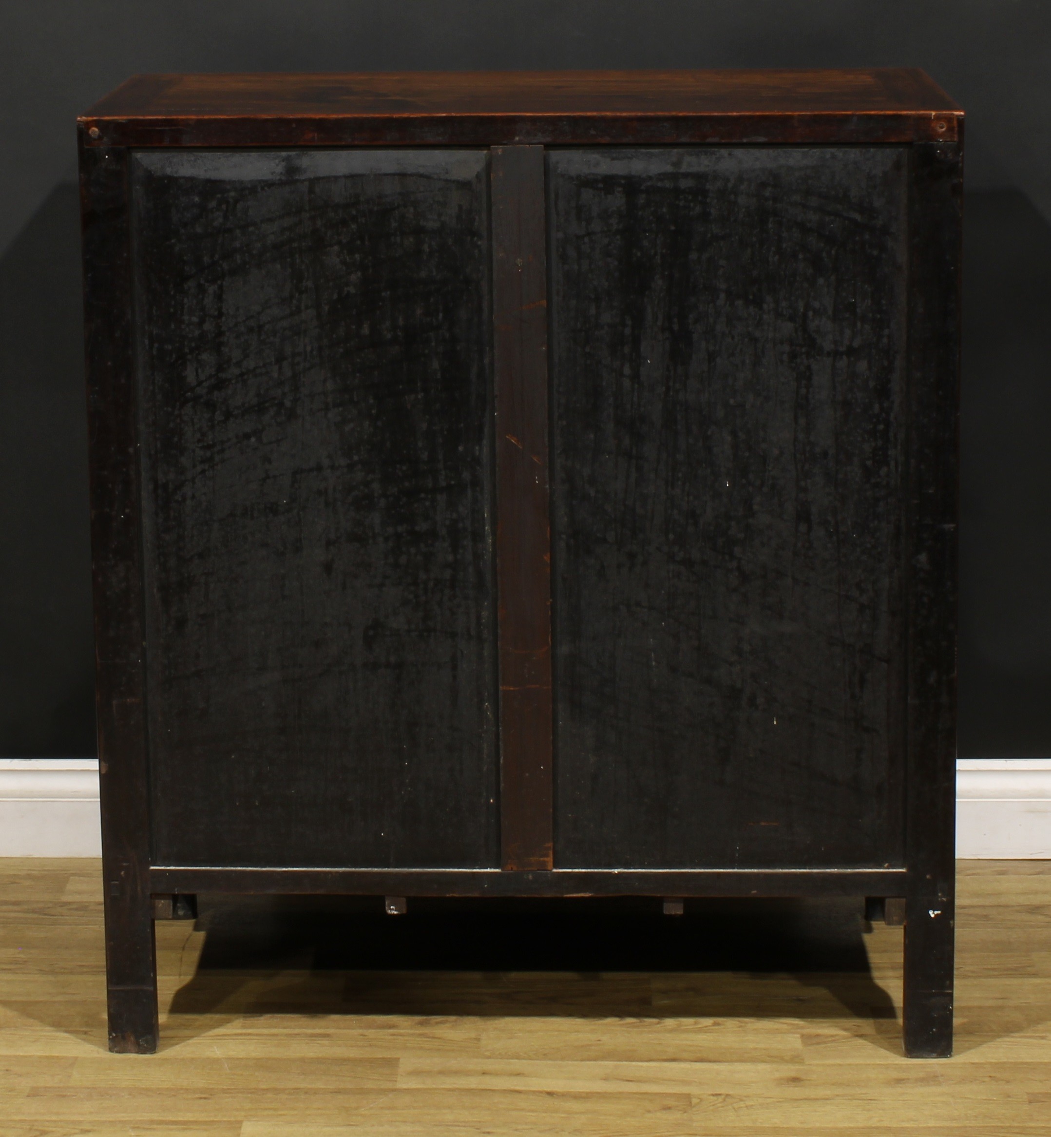 A Chinese hardwood side cabinet, flush rectangular top above a pair of panel doors, each carved with - Bild 4 aus 4