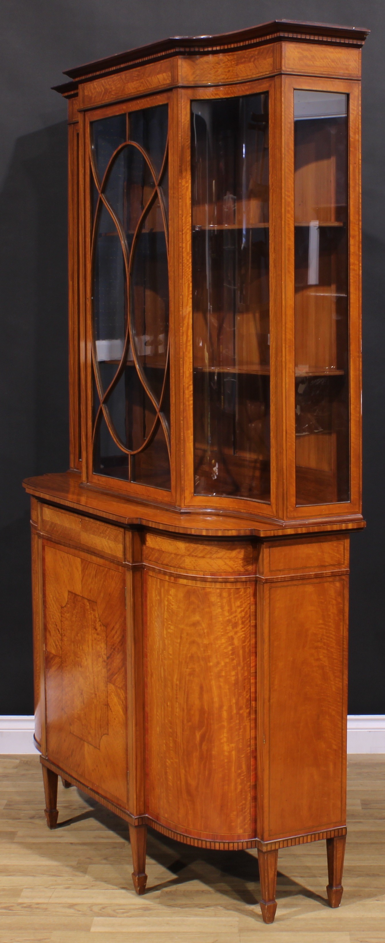 An Edwardian Sheraton Revival tulipwood and rosewood crossbanded satinwood break-centre display - Image 4 of 5