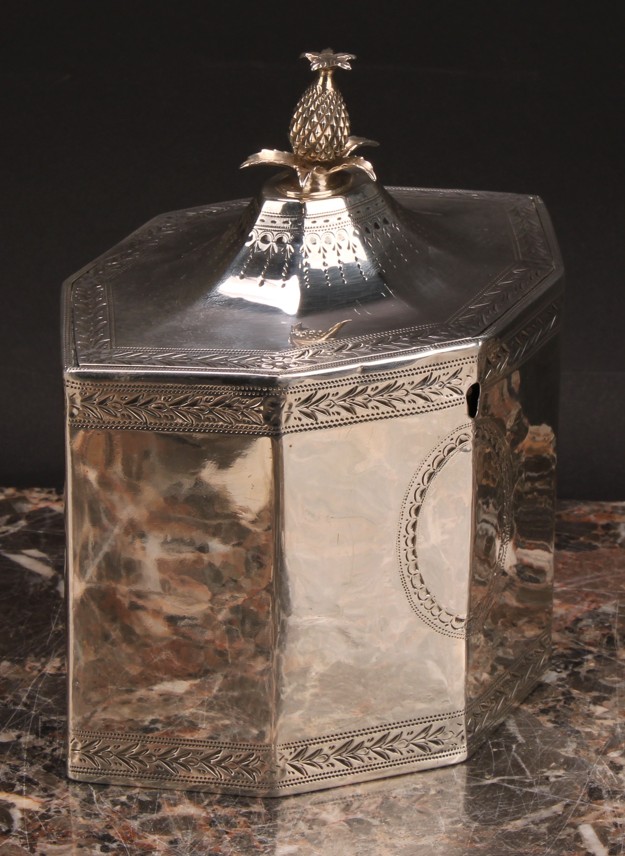 A George III silver octagonal tea caddy, flush-hinged cover with pine apple finial, bright-cut - Image 3 of 5