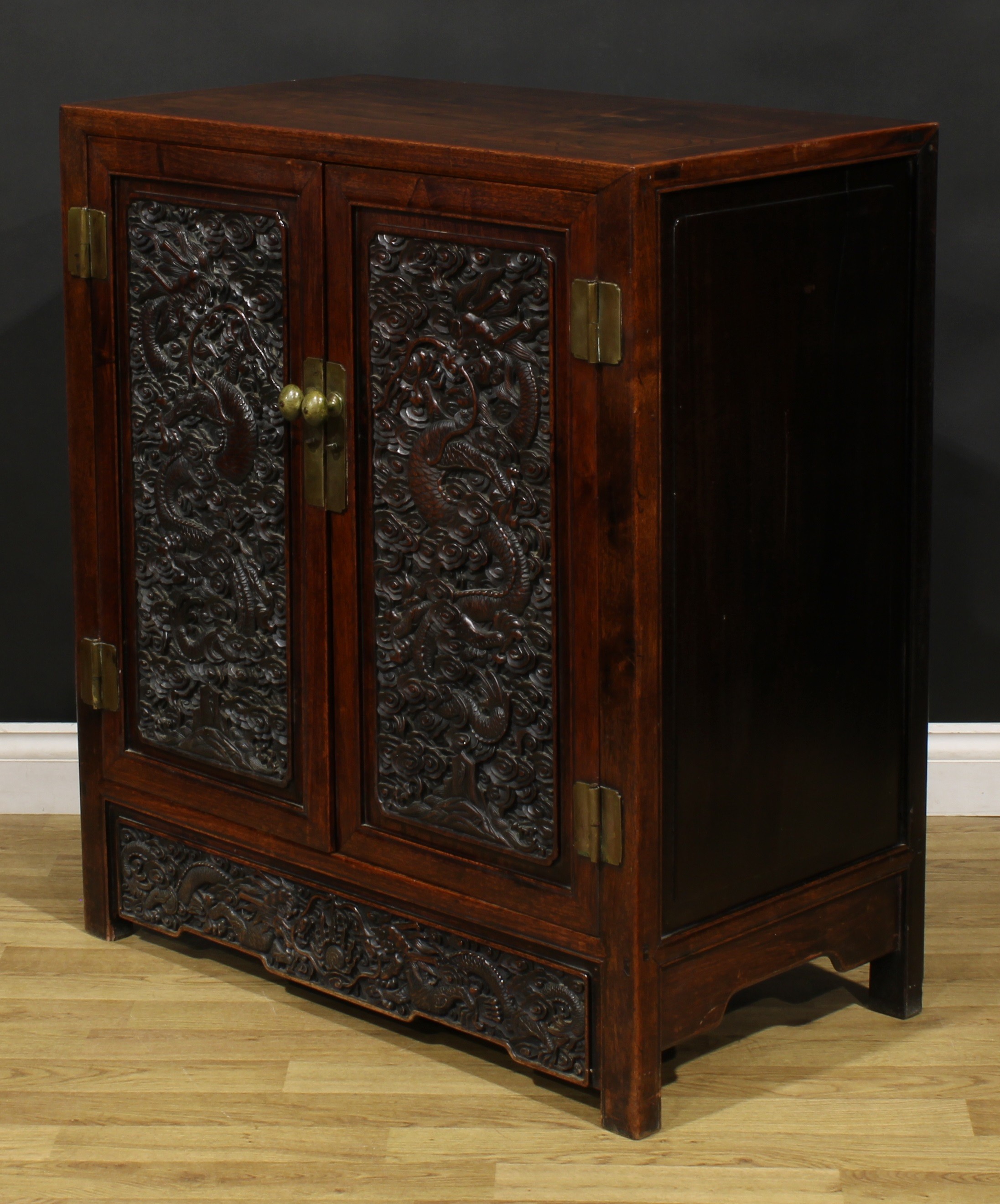 A Chinese hardwood side cabinet, flush rectangular top above a pair of panel doors, each carved with - Bild 3 aus 4