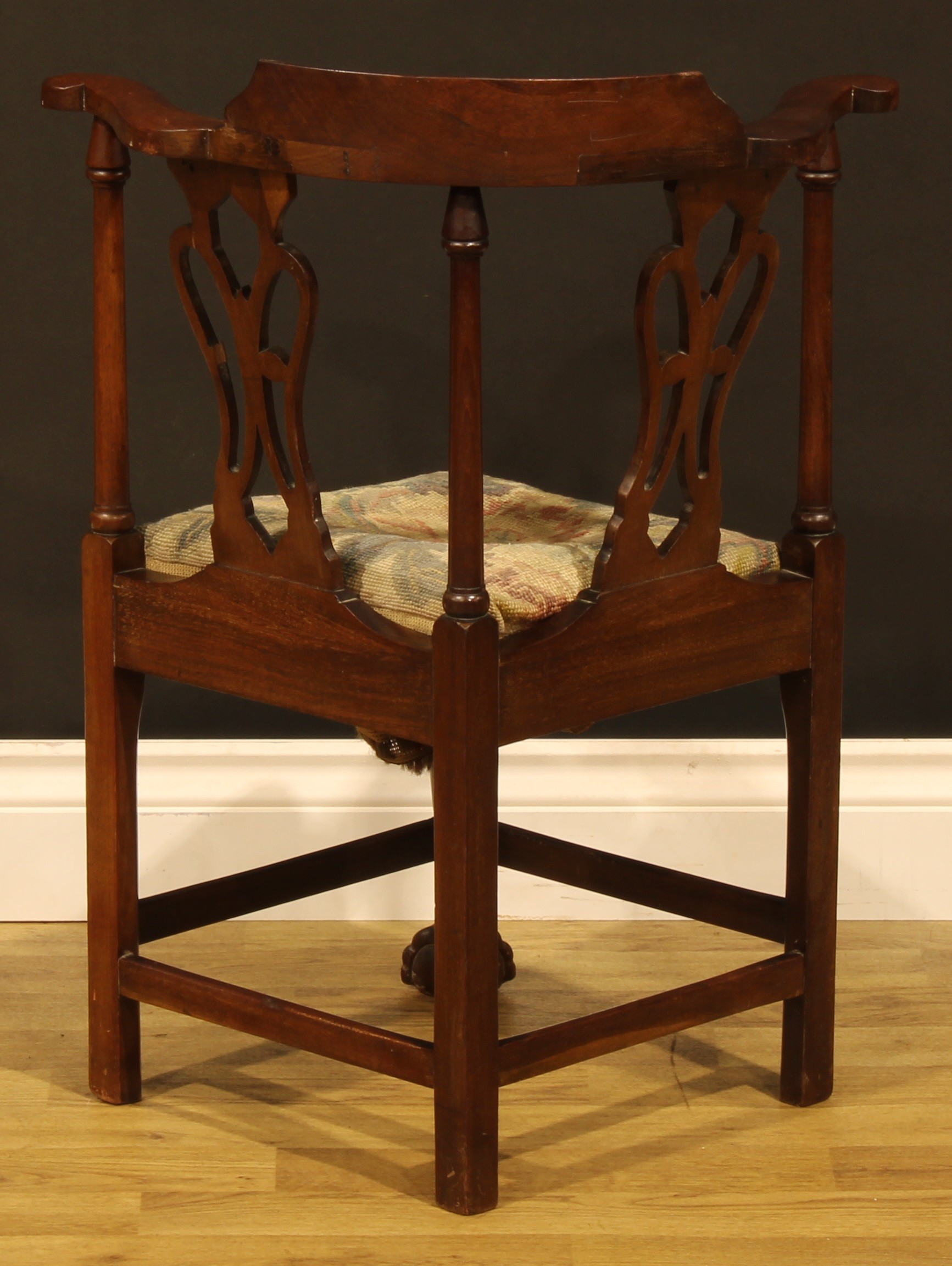 A Chippendale Revival mahogany child’s corner chair, shaped and pierced splats, drop-in seat, - Bild 4 aus 5