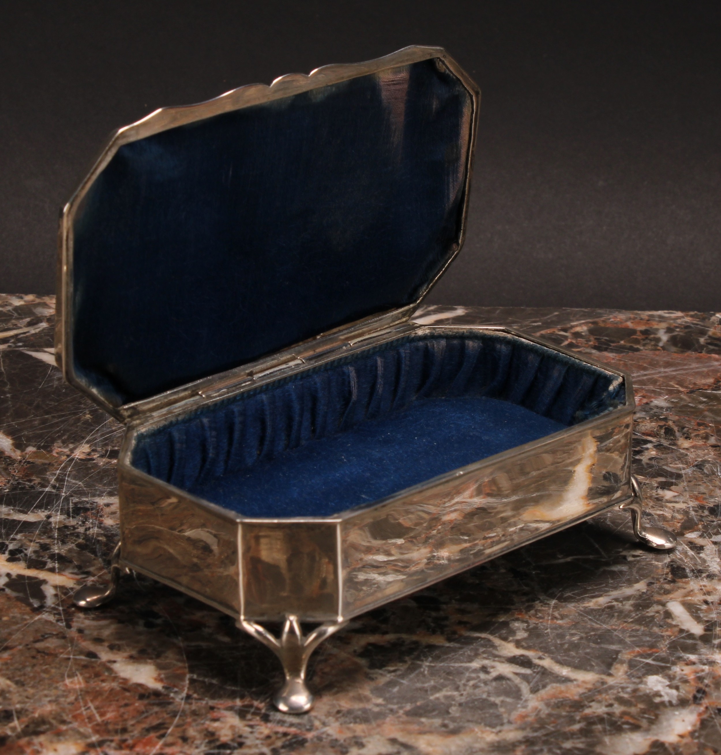 A George V silver canted rectangular dressing table jewellery box, hinged cover, pad feet, 11cm - Image 3 of 4