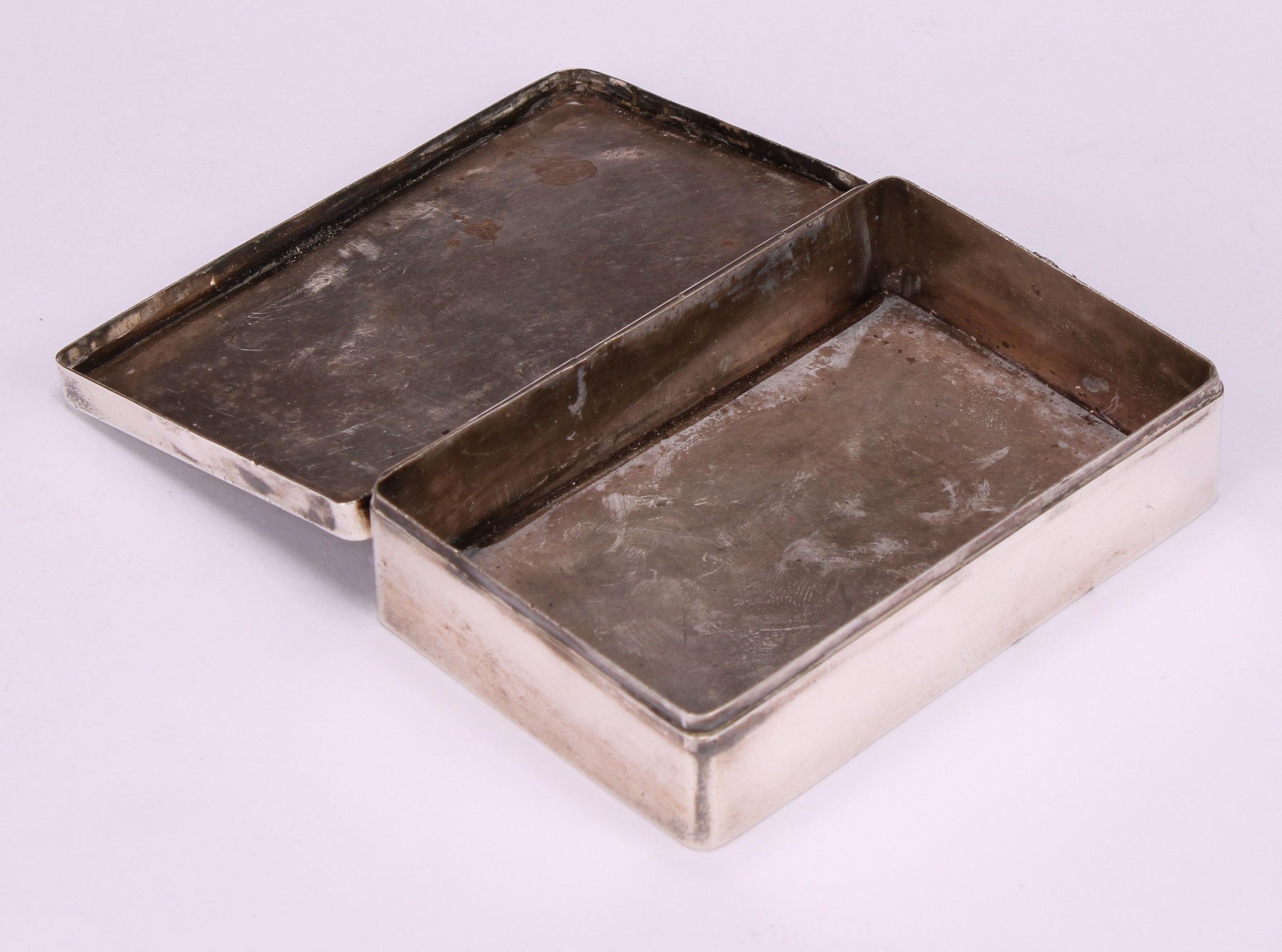 A Japanese silver and mixed metal rounded rectangular snuff box, the hinged cover decorated with - Image 5 of 6