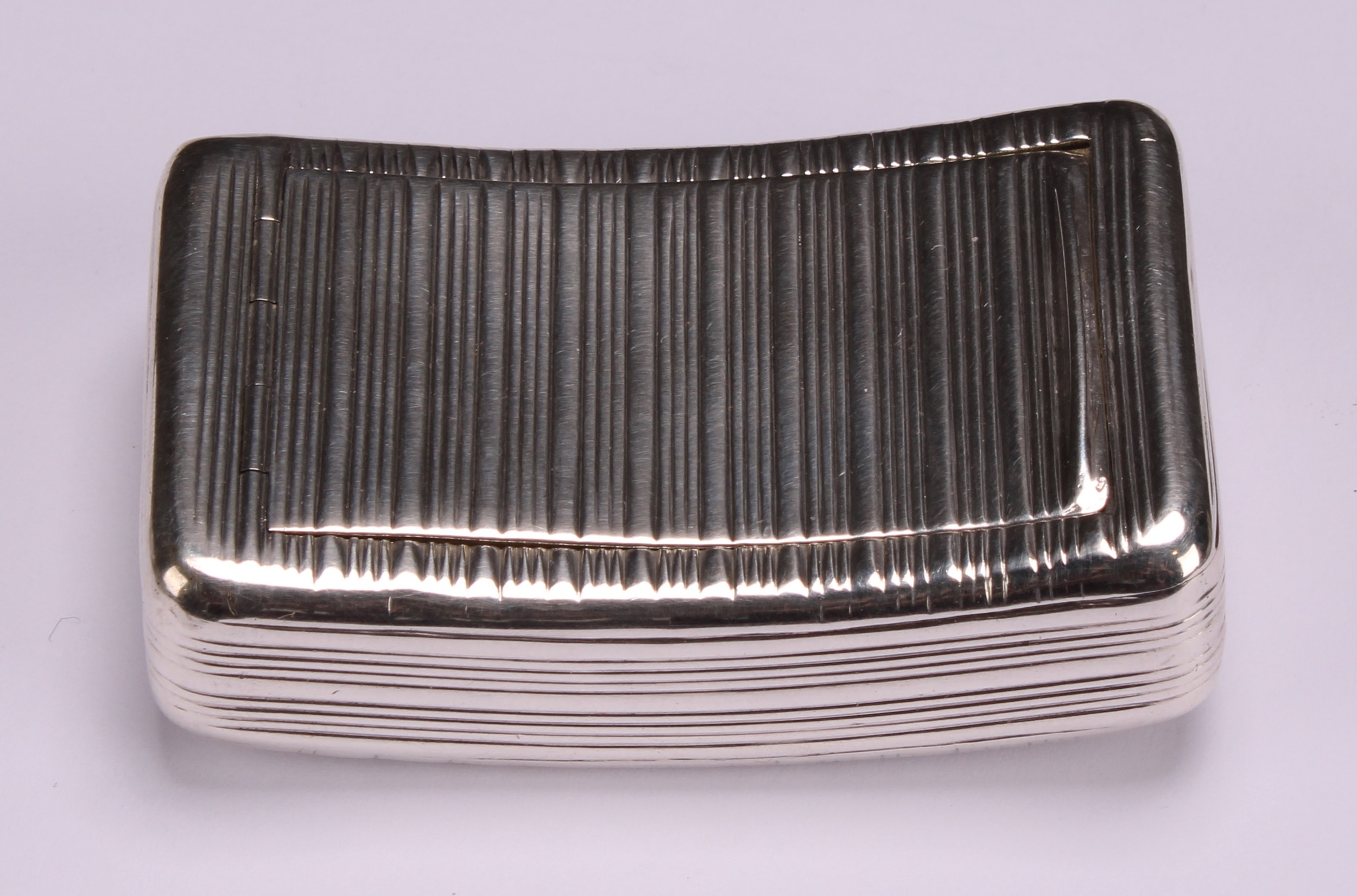 A George III silver curved rounded rectangular snuff box, reeded overall, flush-hinged cover, gilt - Image 2 of 5