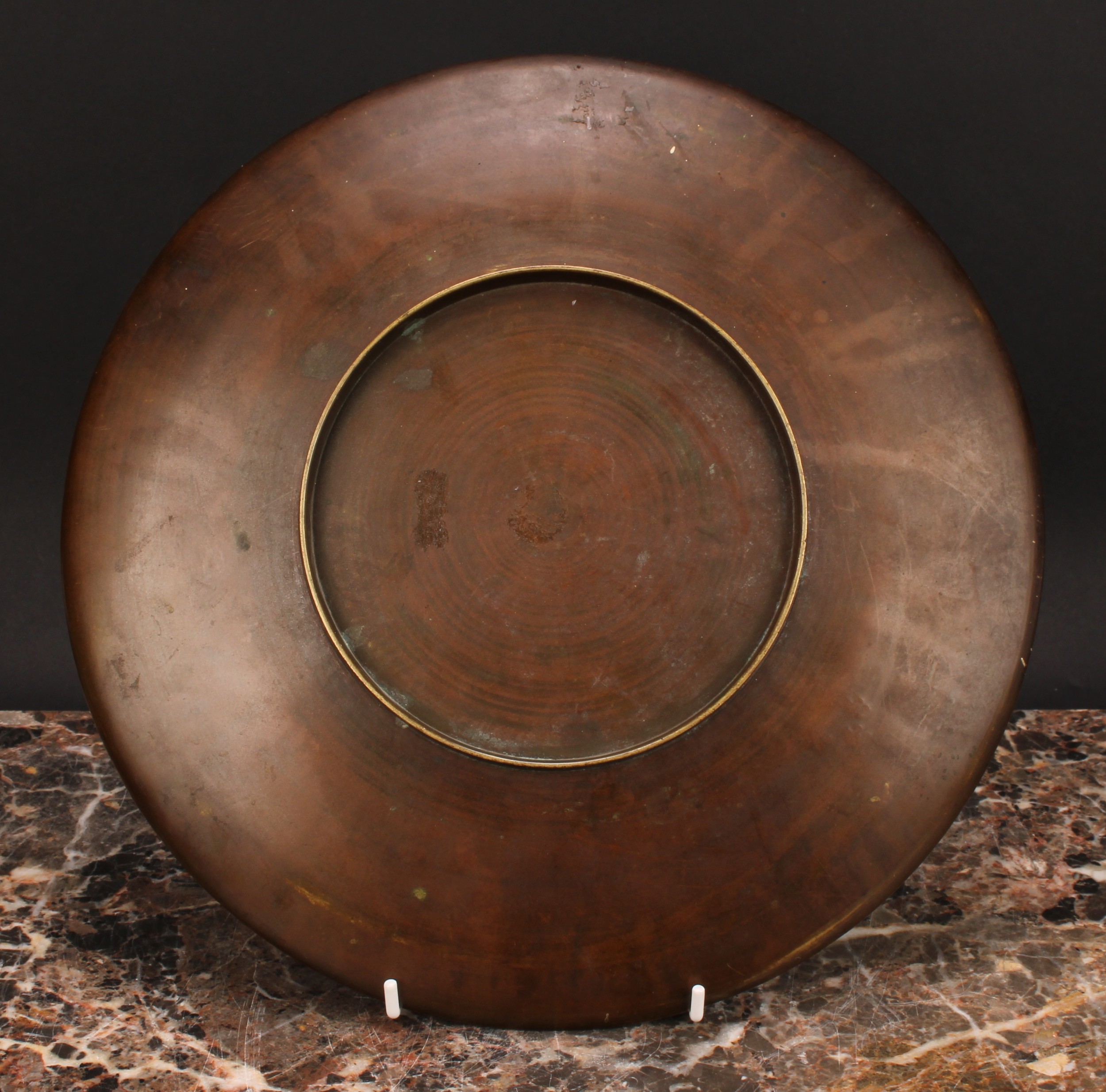 A Japanese gilt and brown patinated bronze dish or charger, applied with a bird perched on a - Image 3 of 3