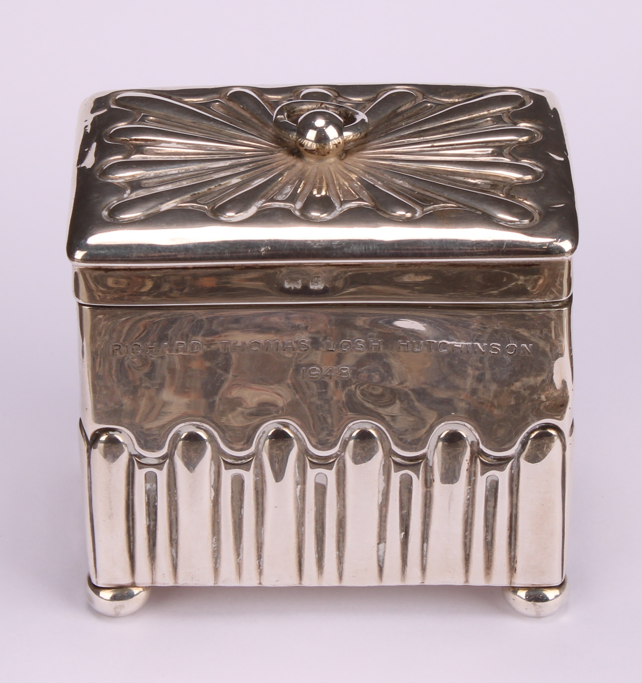 An Edwardian silver half-fluted retangular tea caddy, of George III design, hinged cover with - Image 2 of 5