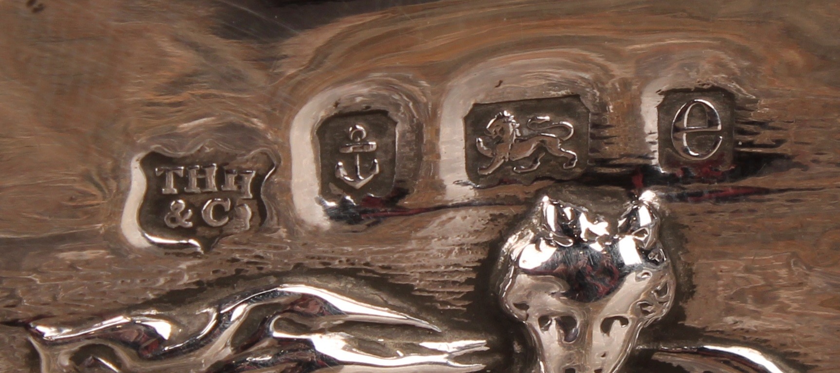 An Edwardian silver rounded rectangular casket, embossed after the antique with Venus in a chariot - Image 7 of 7