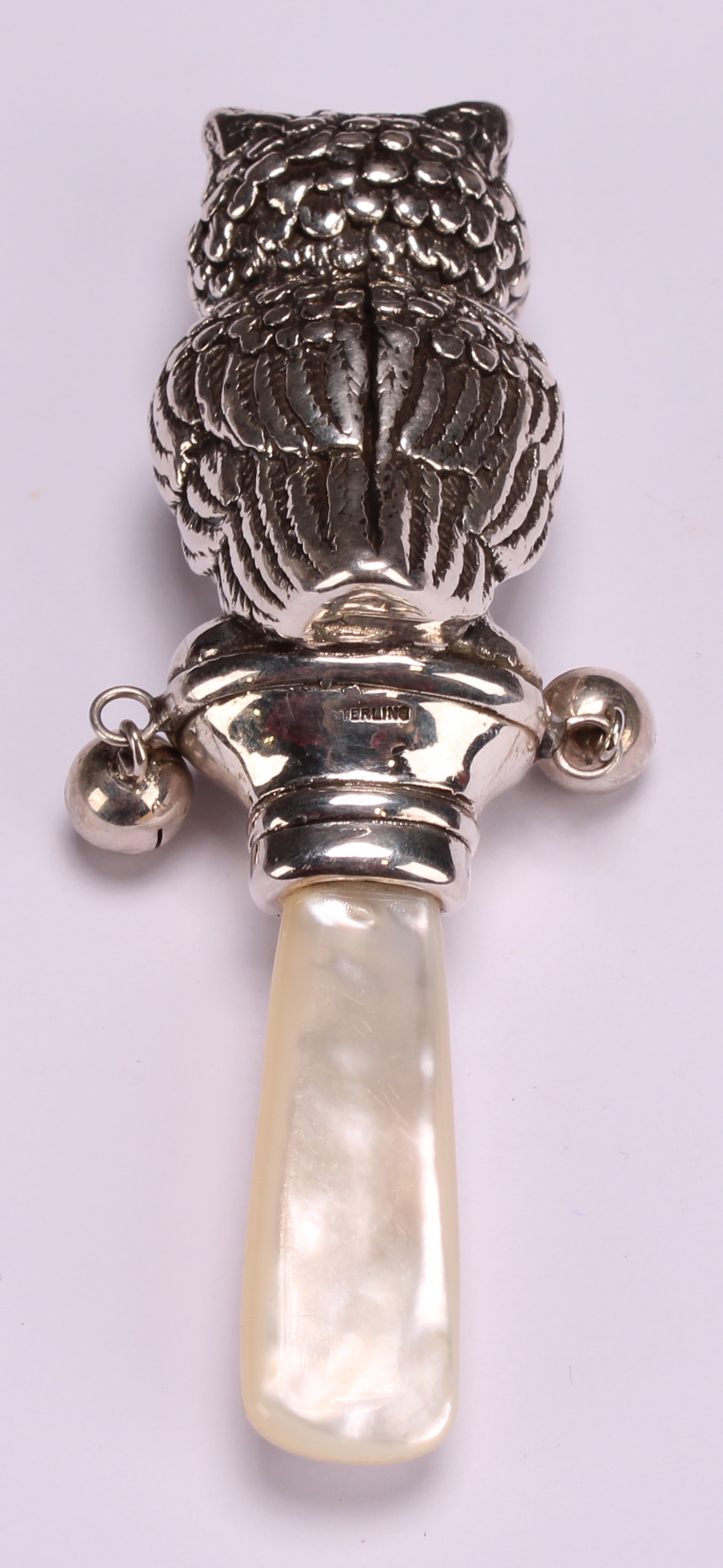 A sterling silver novelty baby's rattle, as an owl, 9cm long - Bild 3 aus 4