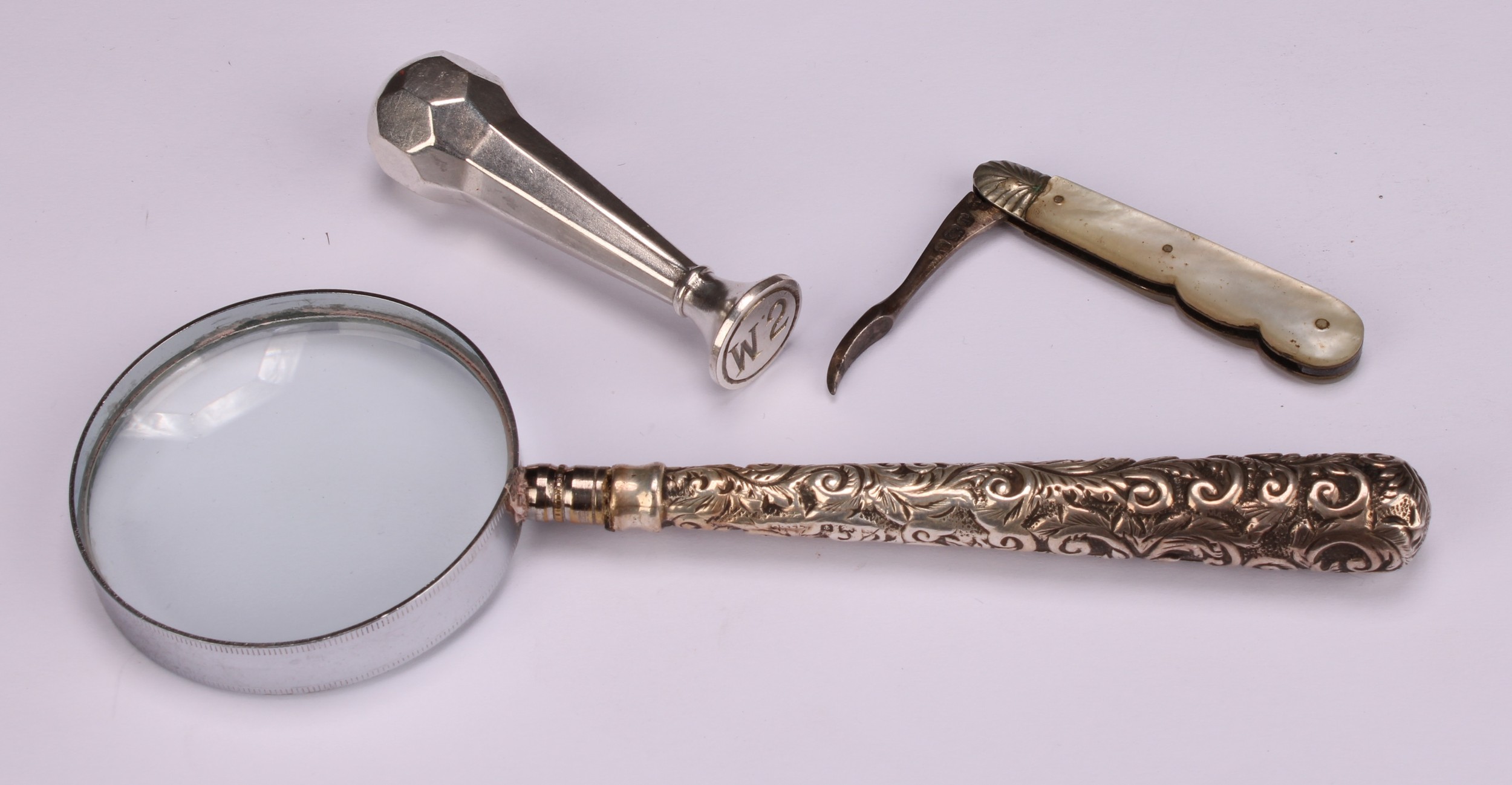 An Edwardian silver hafted magnifying glass, 16cm long, Adie & Lovekin Ltd, Birmingham 1907; a - Image 2 of 7