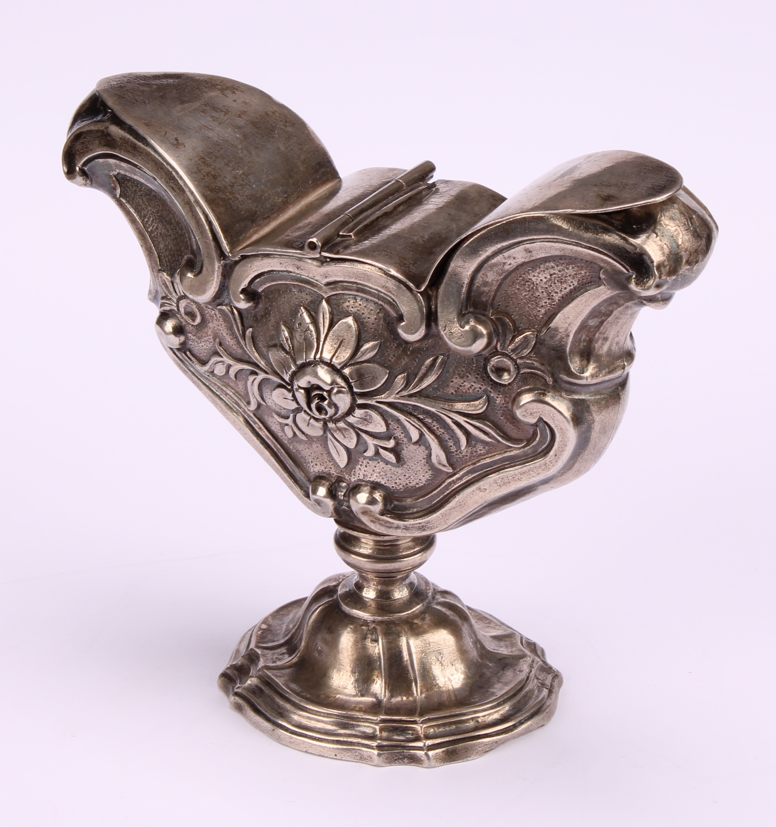 An Italian silver pedestal liturgical incense boat, chased with flowers and C-scrolls, twin hinged - Image 4 of 5