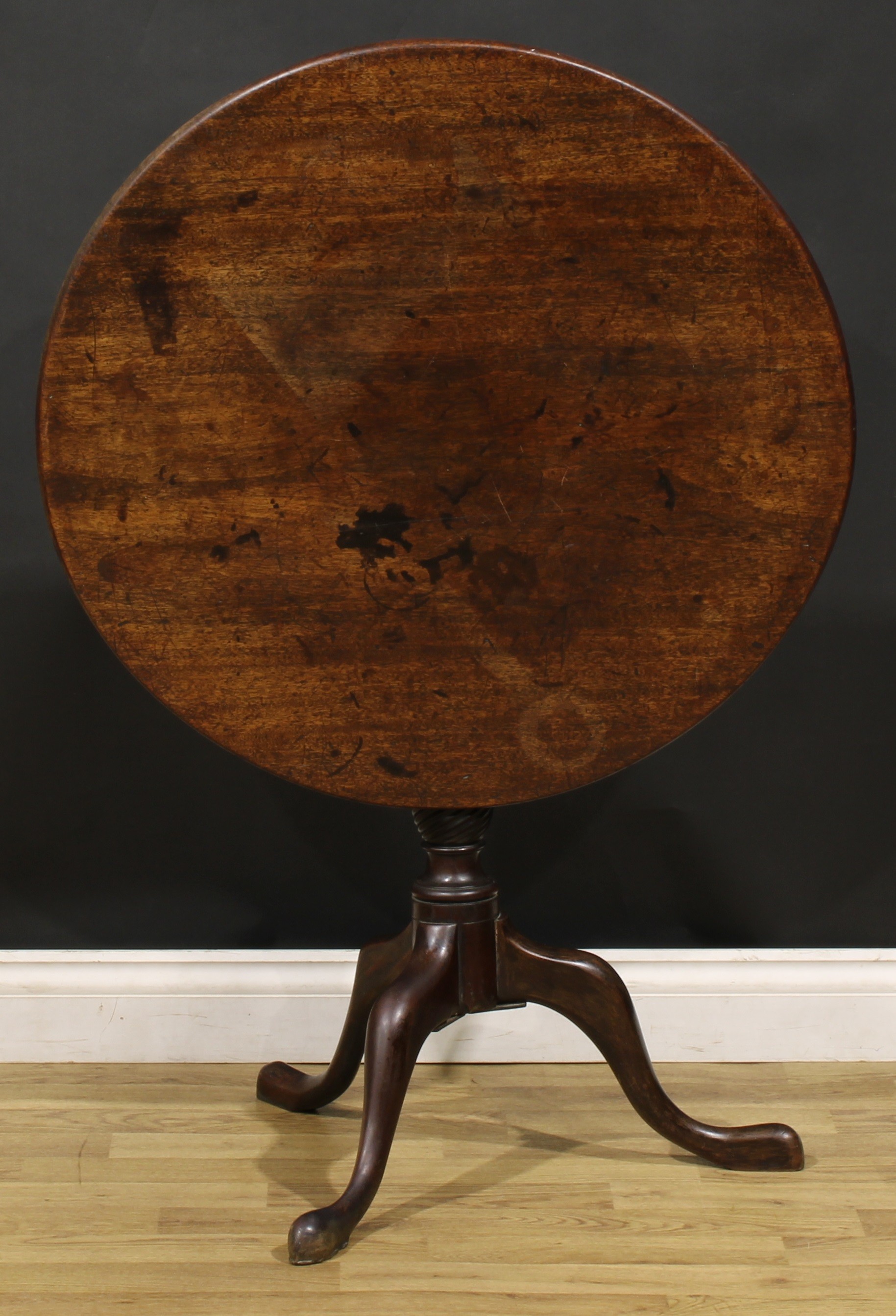 A George III mahogany tripod occasional table, one-piece circular tilting top, turned and wrythen - Image 3 of 4