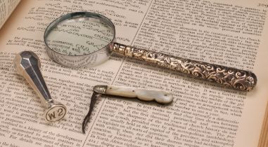 An Edwardian silver hafted magnifying glass, 16cm long, Adie & Lovekin Ltd, Birmingham 1907; a