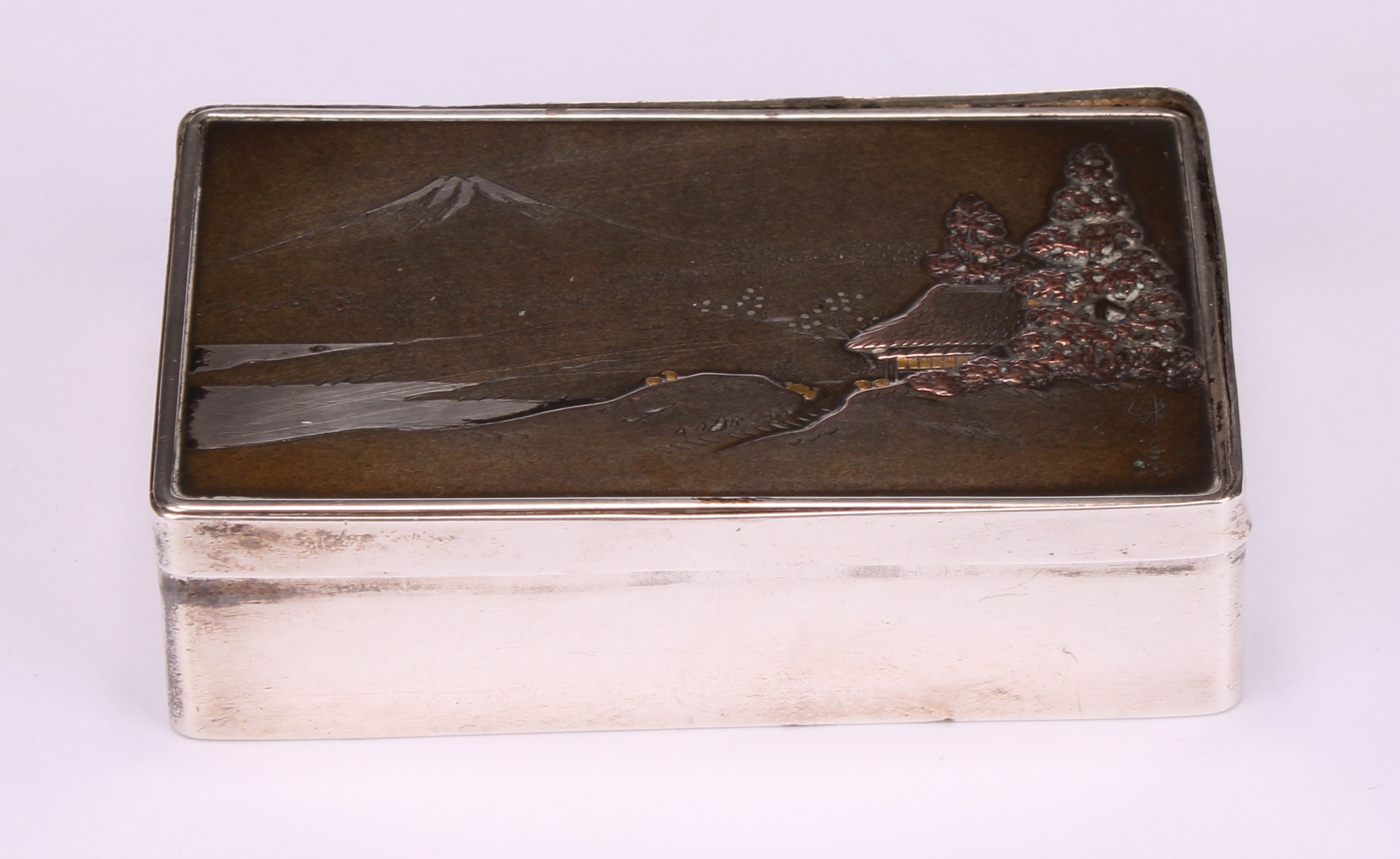 A Japanese silver and mixed metal rounded rectangular snuff box, the hinged cover decorated with - Image 2 of 6