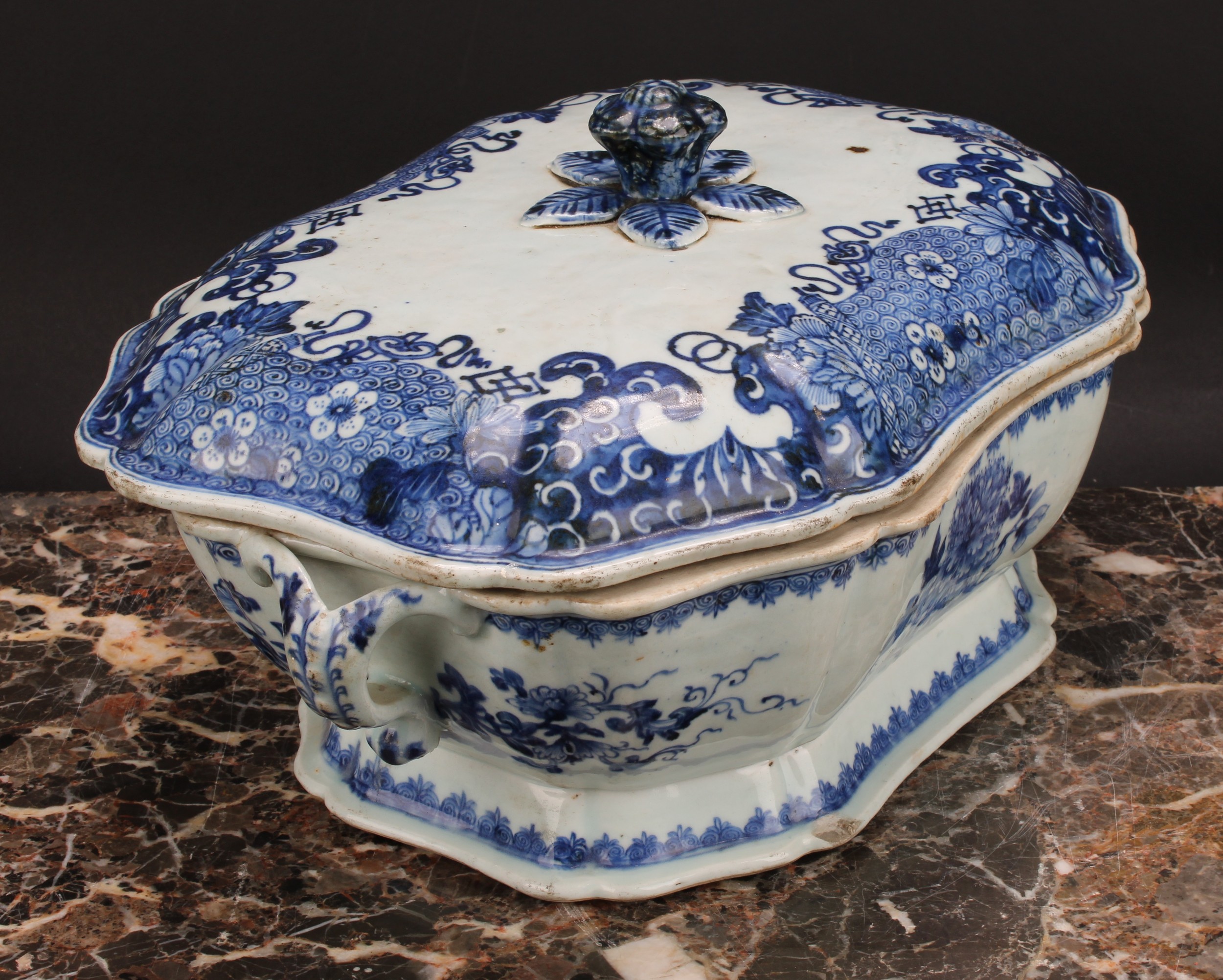 A Chinese Export porcelain canted shaped rectangular tureen and cover, painted in underglaze blue - Image 3 of 4