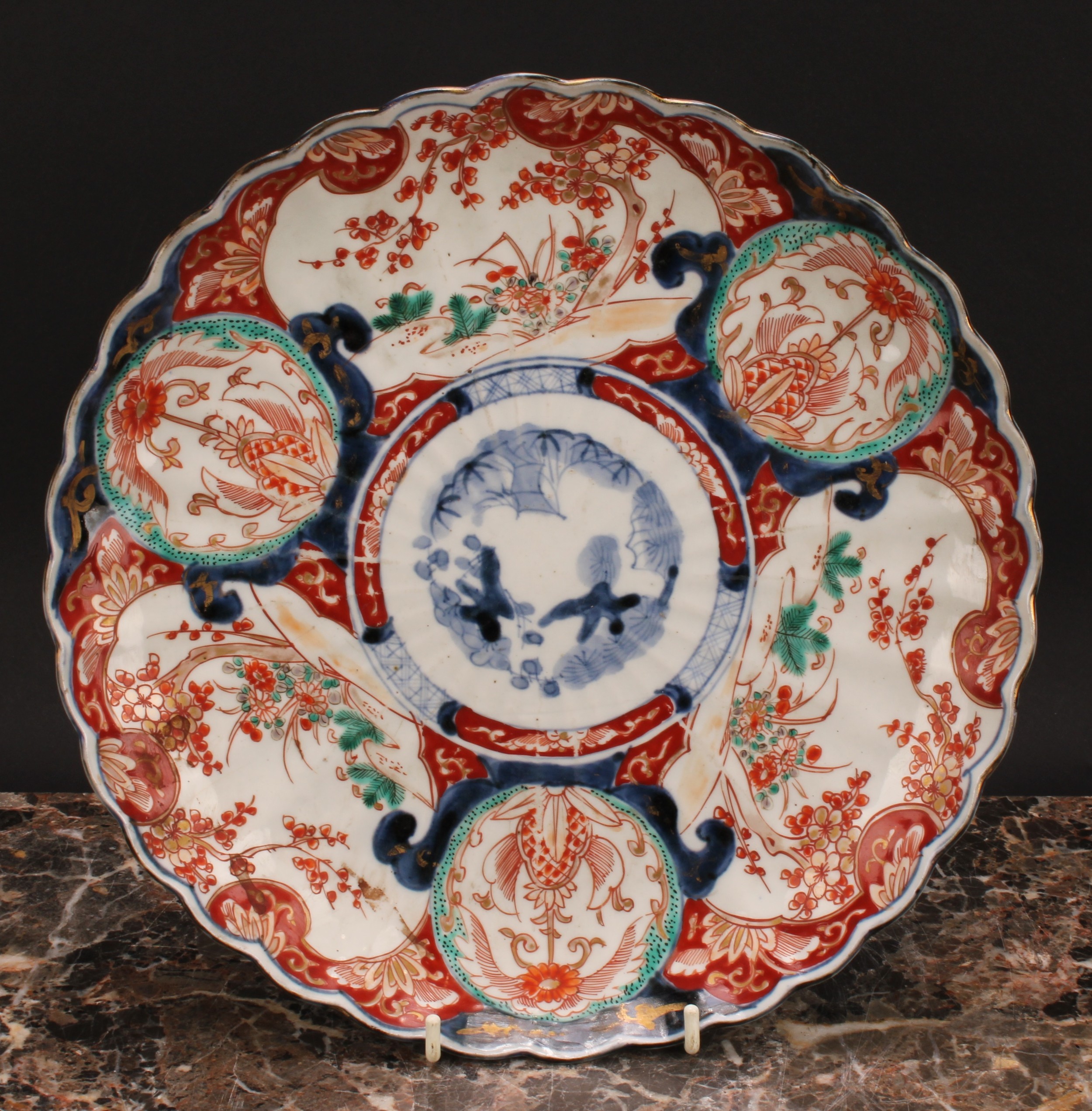 A Japanese shaped circular charger, painted in the Imari palette, 29.5cm diam, Meiji period - Image 2 of 3