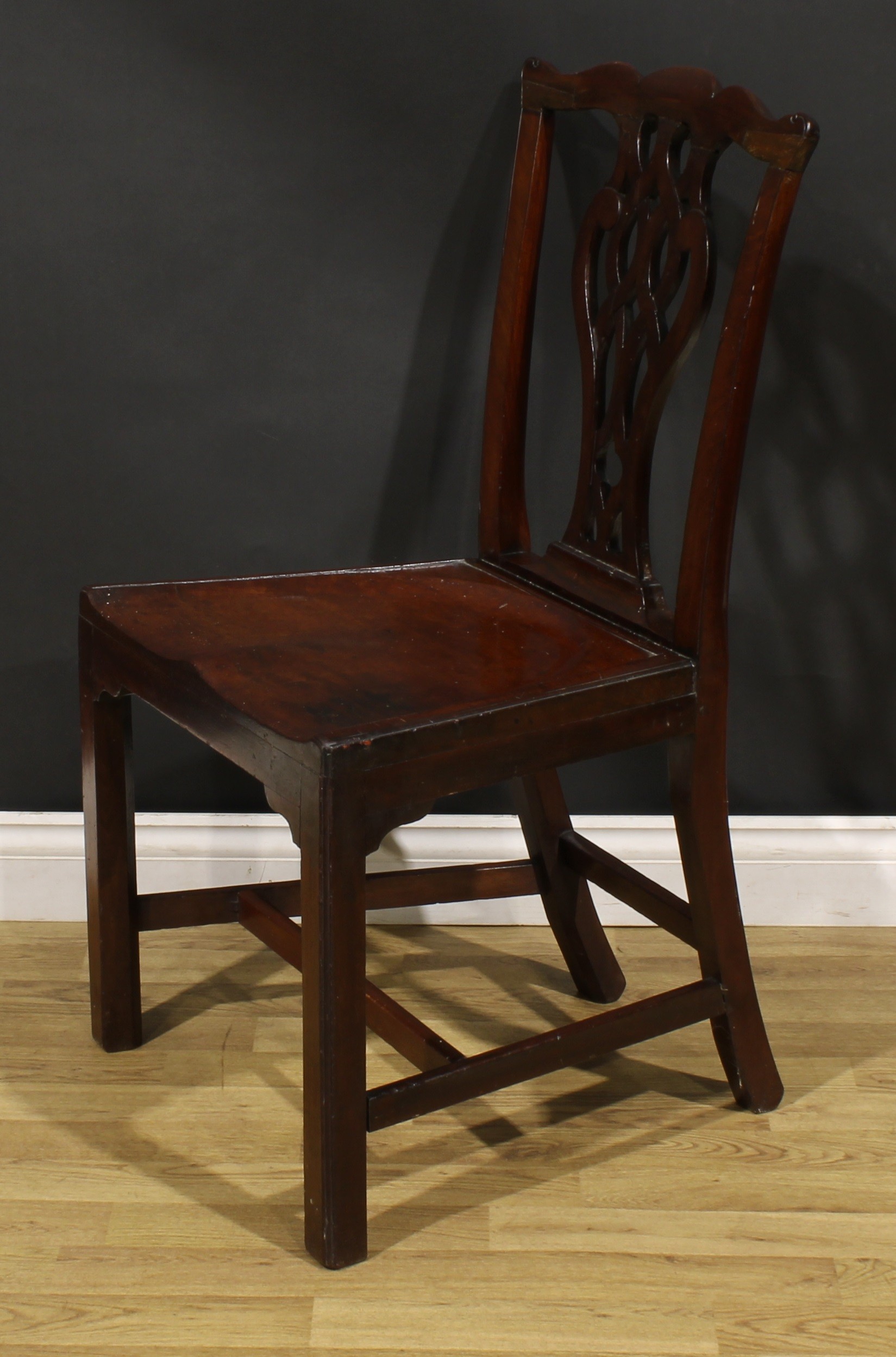 A pair of George III red walnut/mahogany hall chairs, each with Cupid’s bow cresting rail above a - Image 8 of 9