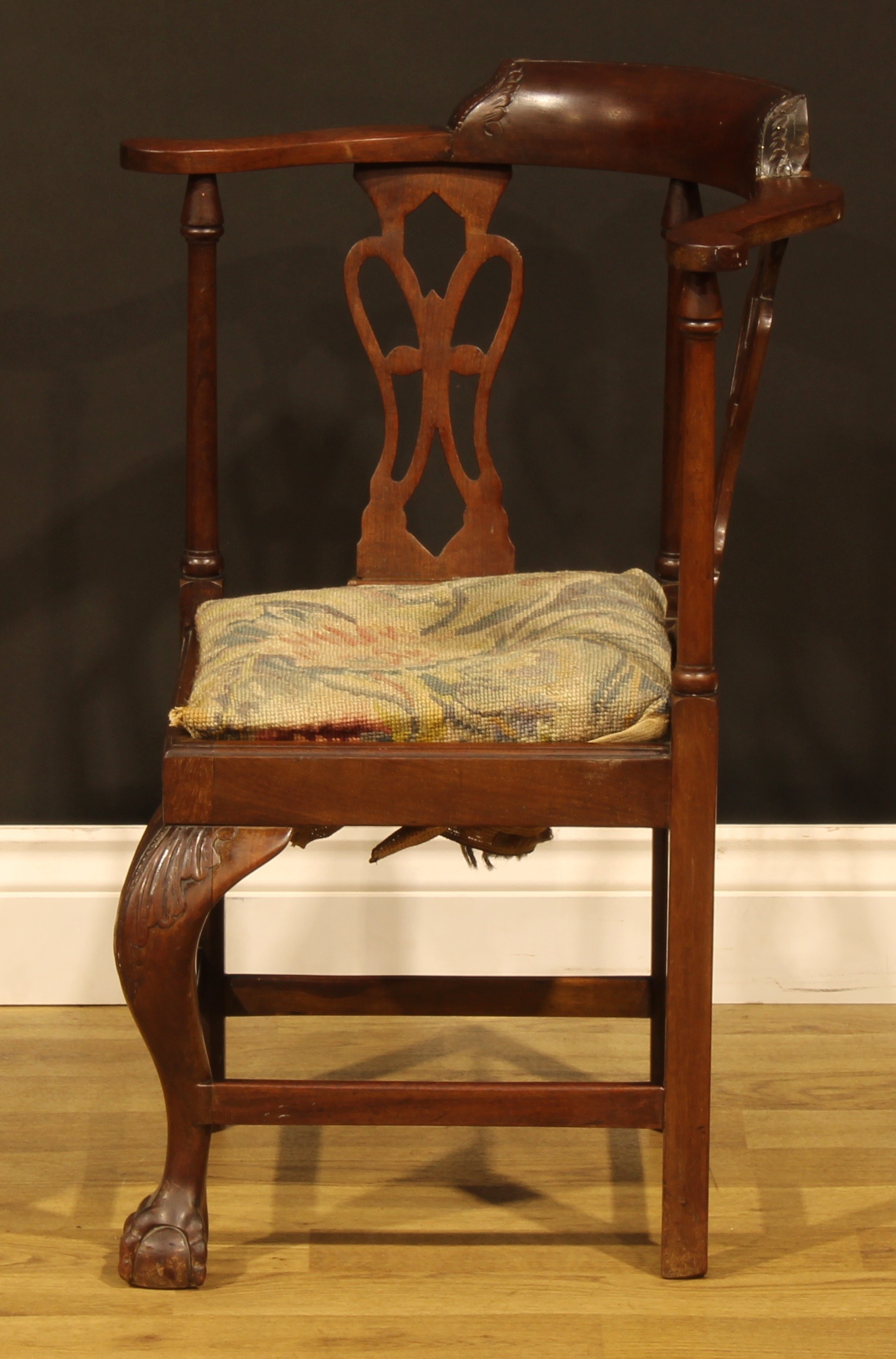 A Chippendale Revival mahogany child’s corner chair, shaped and pierced splats, drop-in seat, - Bild 3 aus 5