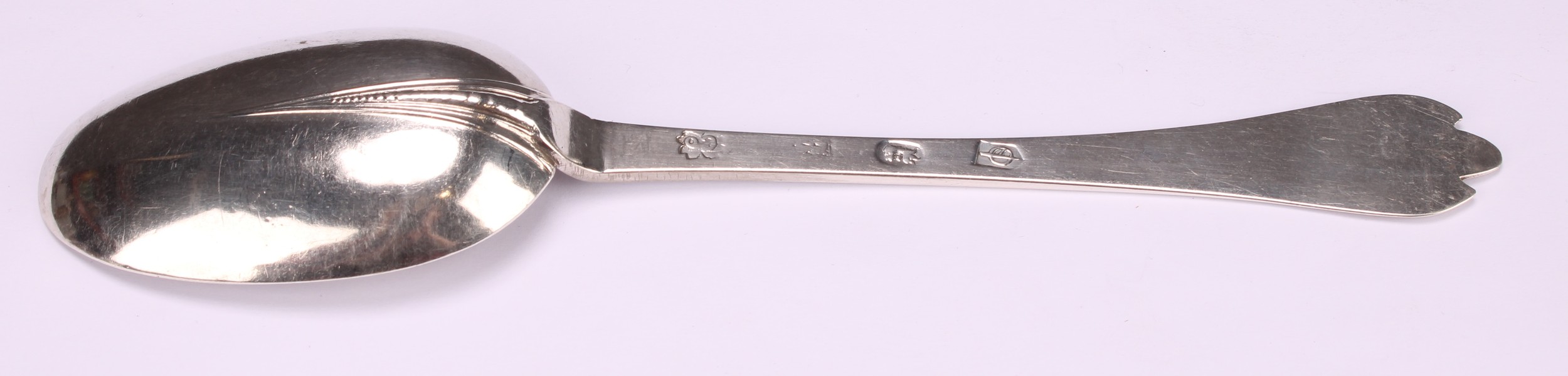 A Queen Anne Britannia silver Trefid pattern spoon, beaded rat tail bowl, 20cm long, Lawrence - Image 3 of 4