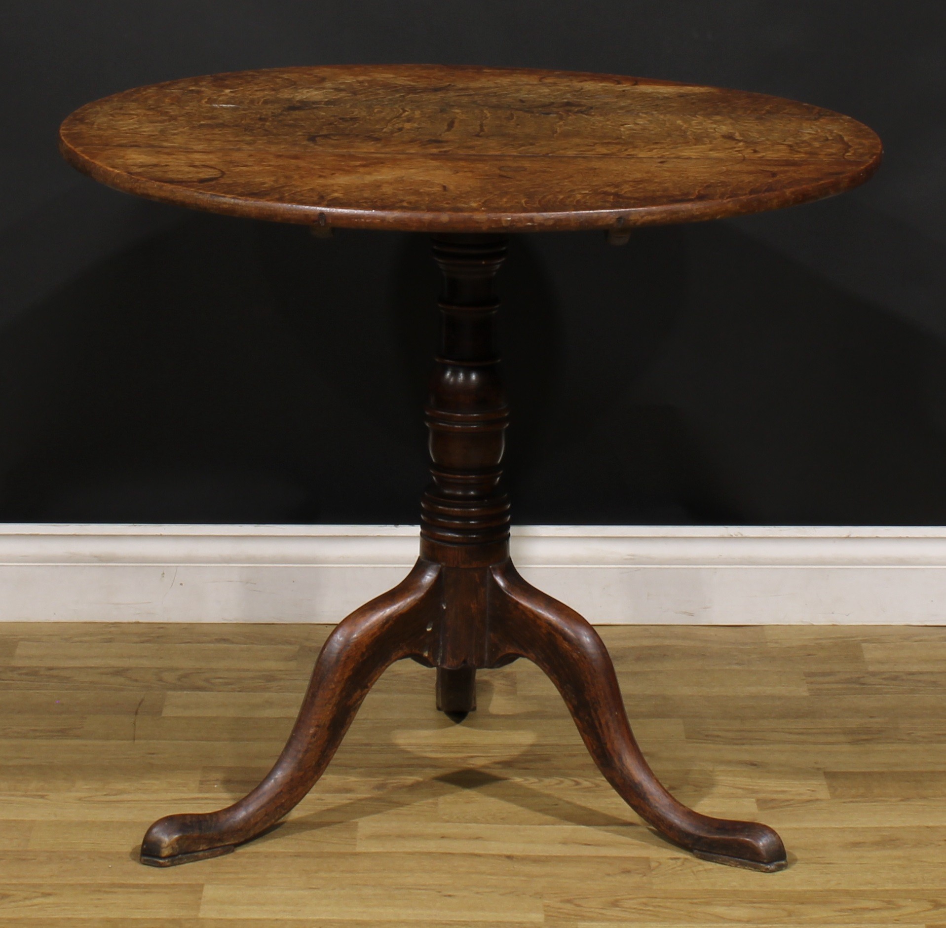 A George III oak tripod occasional table, circular tilting top, turned column, cabriole legs, pad - Image 2 of 4