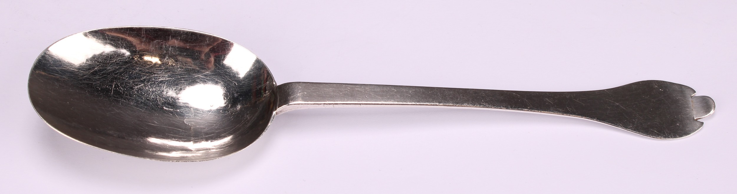 A Charles II silver Trefid pattern spoon, rat tail bowl, 18.5cm long, Lawrence Cole, London 1684 - Bild 2 aus 4