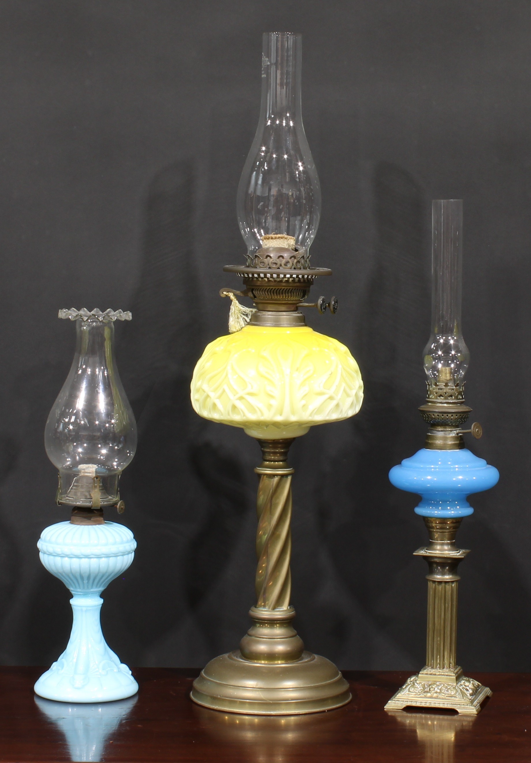 A late Victorian/Edwardian table oil lamp, Duplex burner, moulded graduated yellow glass font, brass