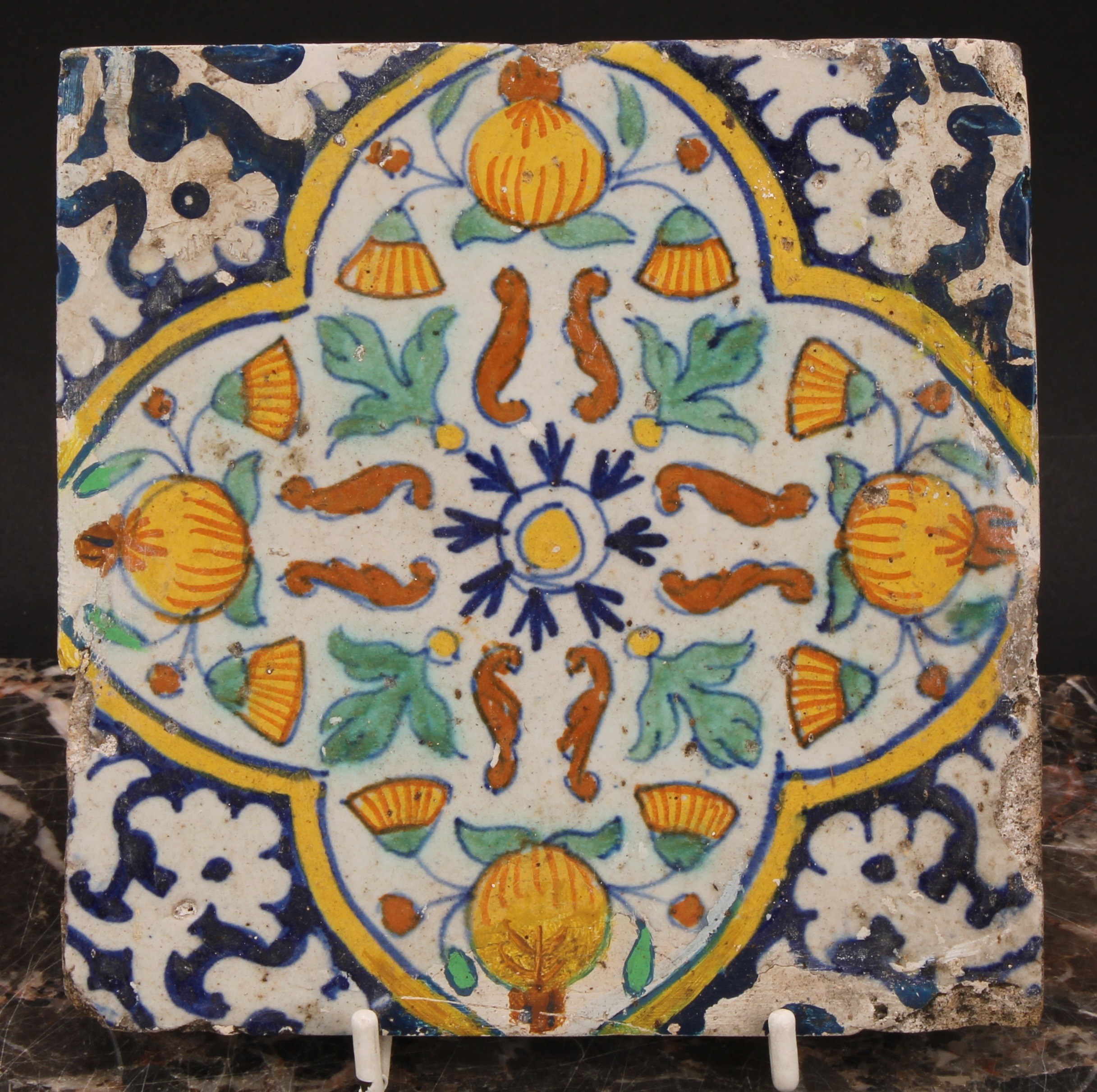 A harlequin suite of four 18th century Delft tiles, polychrome and traditional (4) - Bild 4 aus 6