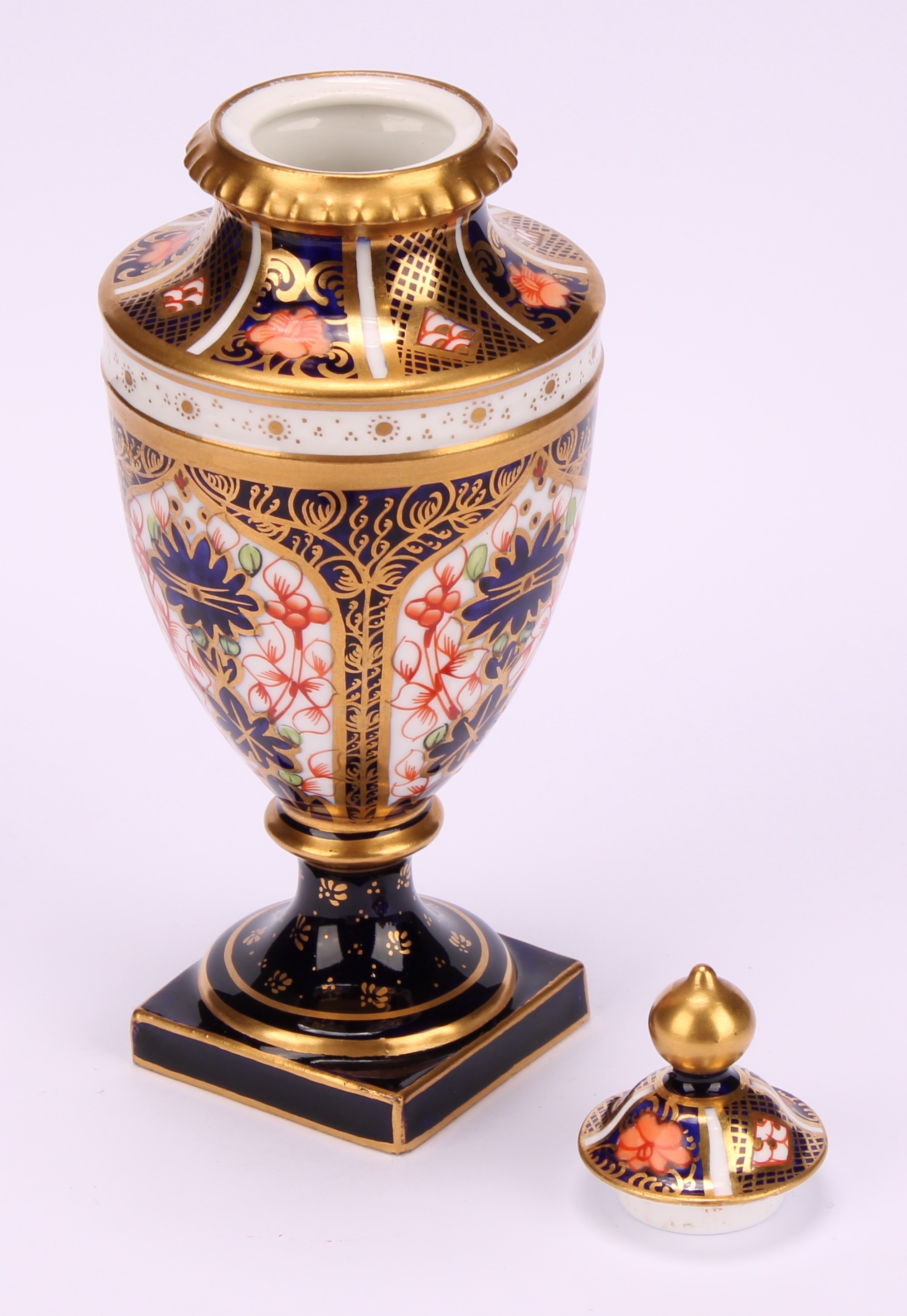 A near pair of Royal Crown Derby 1128 Imari pattern ovoid pedestal vases, domed covers, gilt - Image 9 of 10