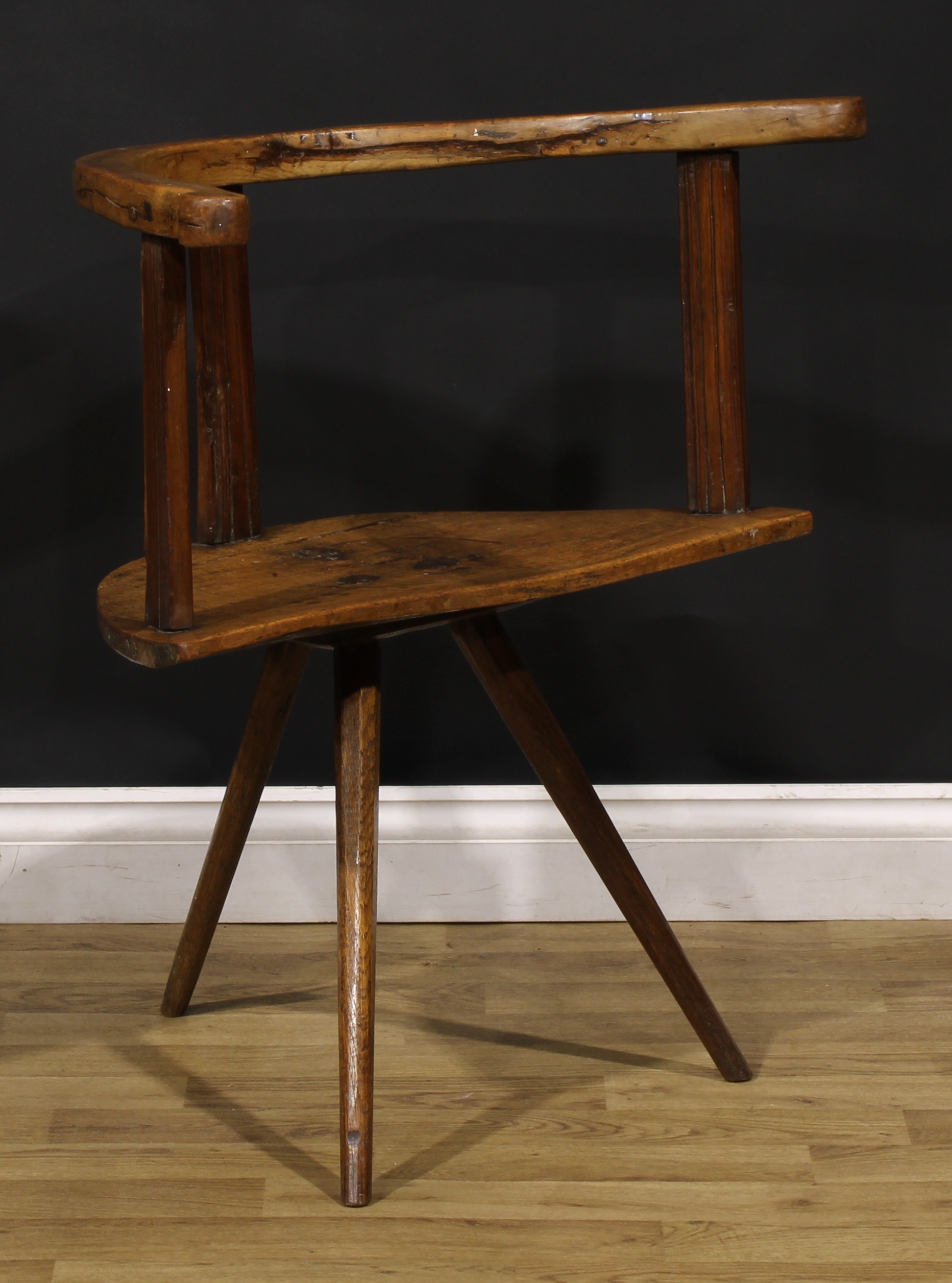A 19th century primitive and vernacular indigenous timber cricket-form hedge or famine chair, - Bild 2 aus 4