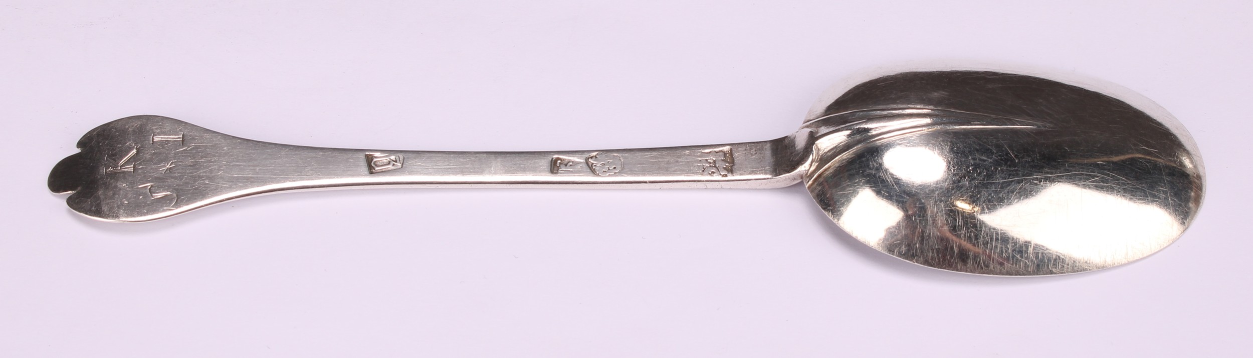 A Charles II silver Trefid pattern spoon, rat tail bowl, 18.5cm long, Lawrence Cole, London 1684 - Bild 3 aus 4