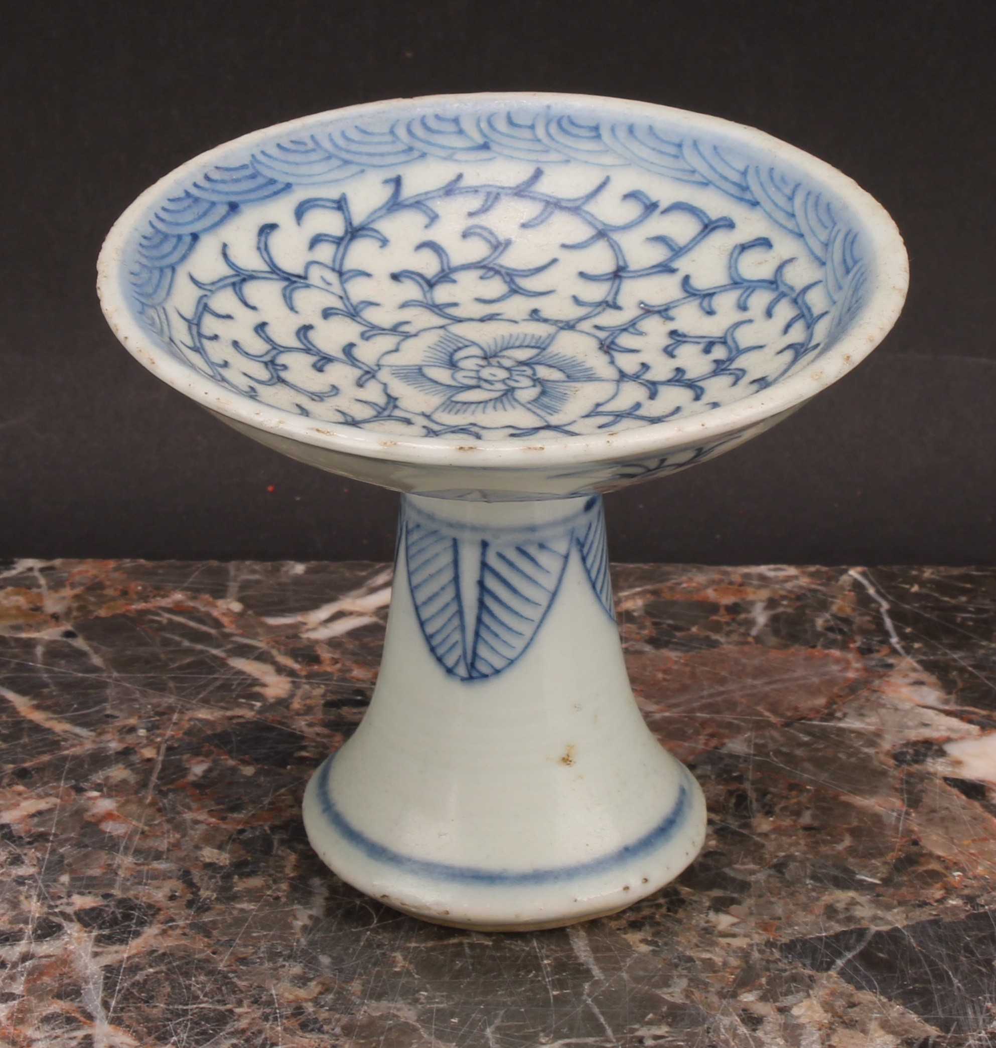 A 19th century Chinese stem cup, decorated in underglaze blue with central flowerhead and foliate - Image 6 of 7