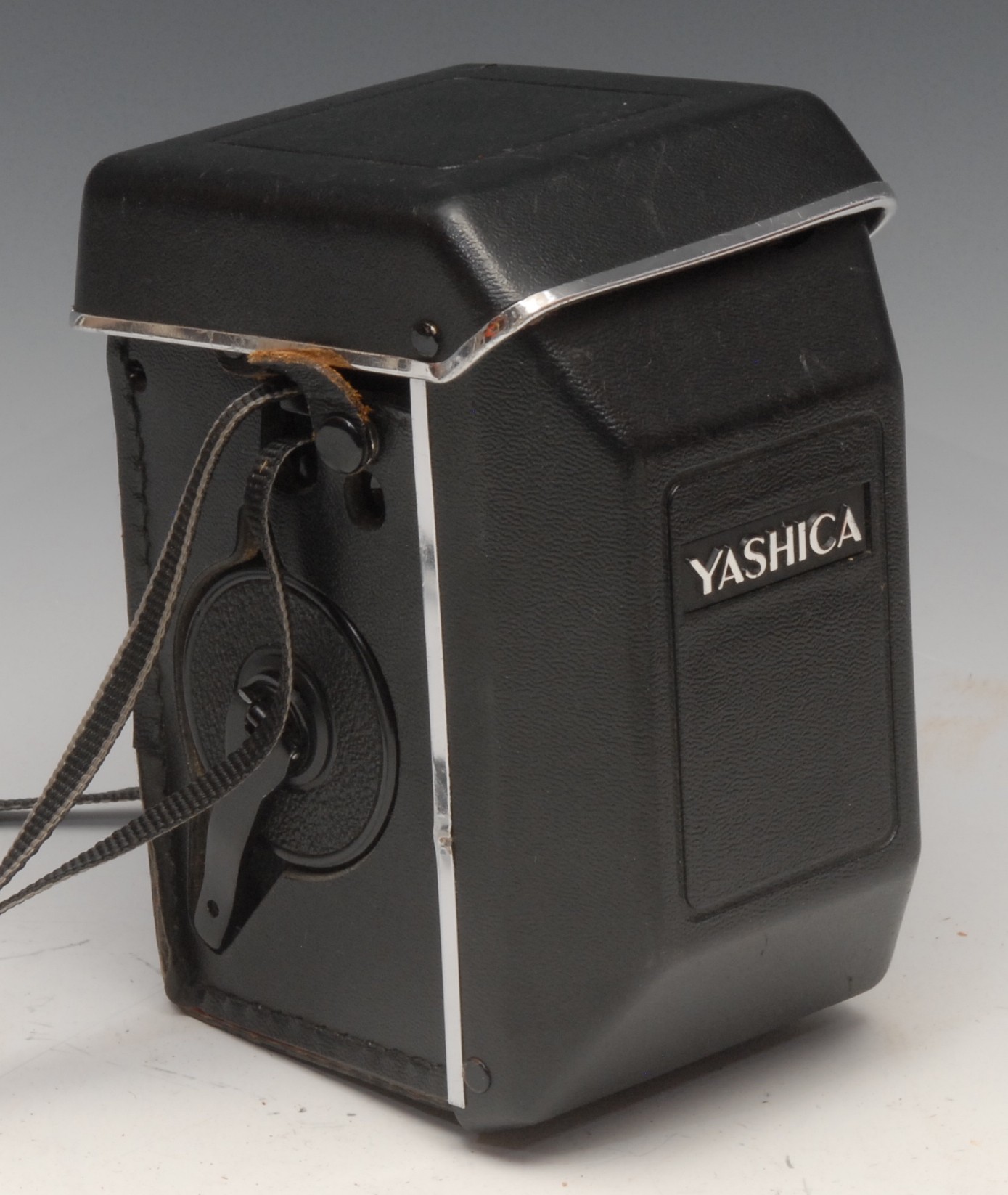 Photography - A Yashica Mat-124 G twin lens reflex camera, Yashinon f3.5 80mm lens, case, Yashinon - Image 4 of 7