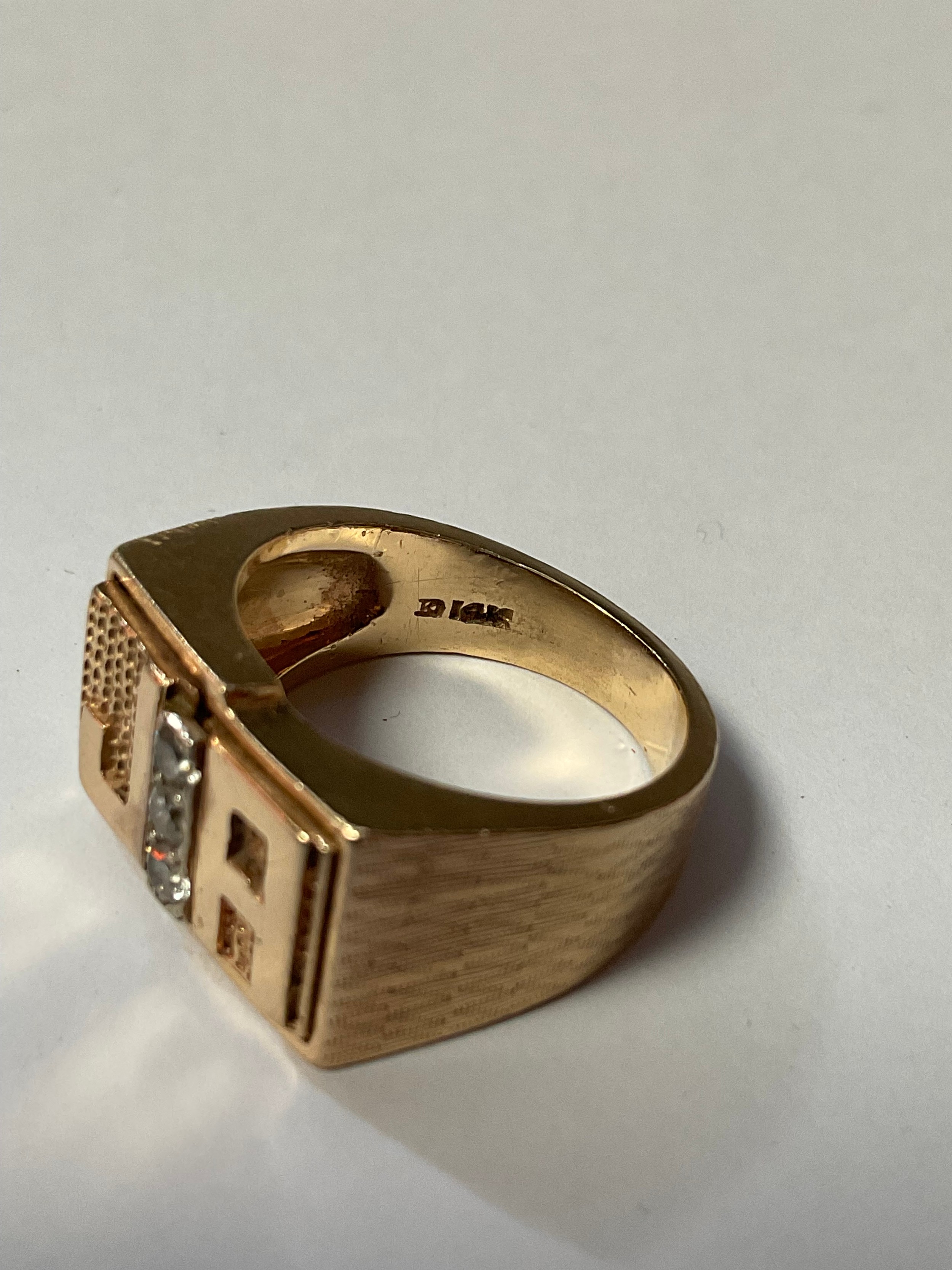 A 14k gold signet ring, set with three diamond chips, initialed JA, size O/P, marled 14k, 11.8g - Bild 2 aus 3